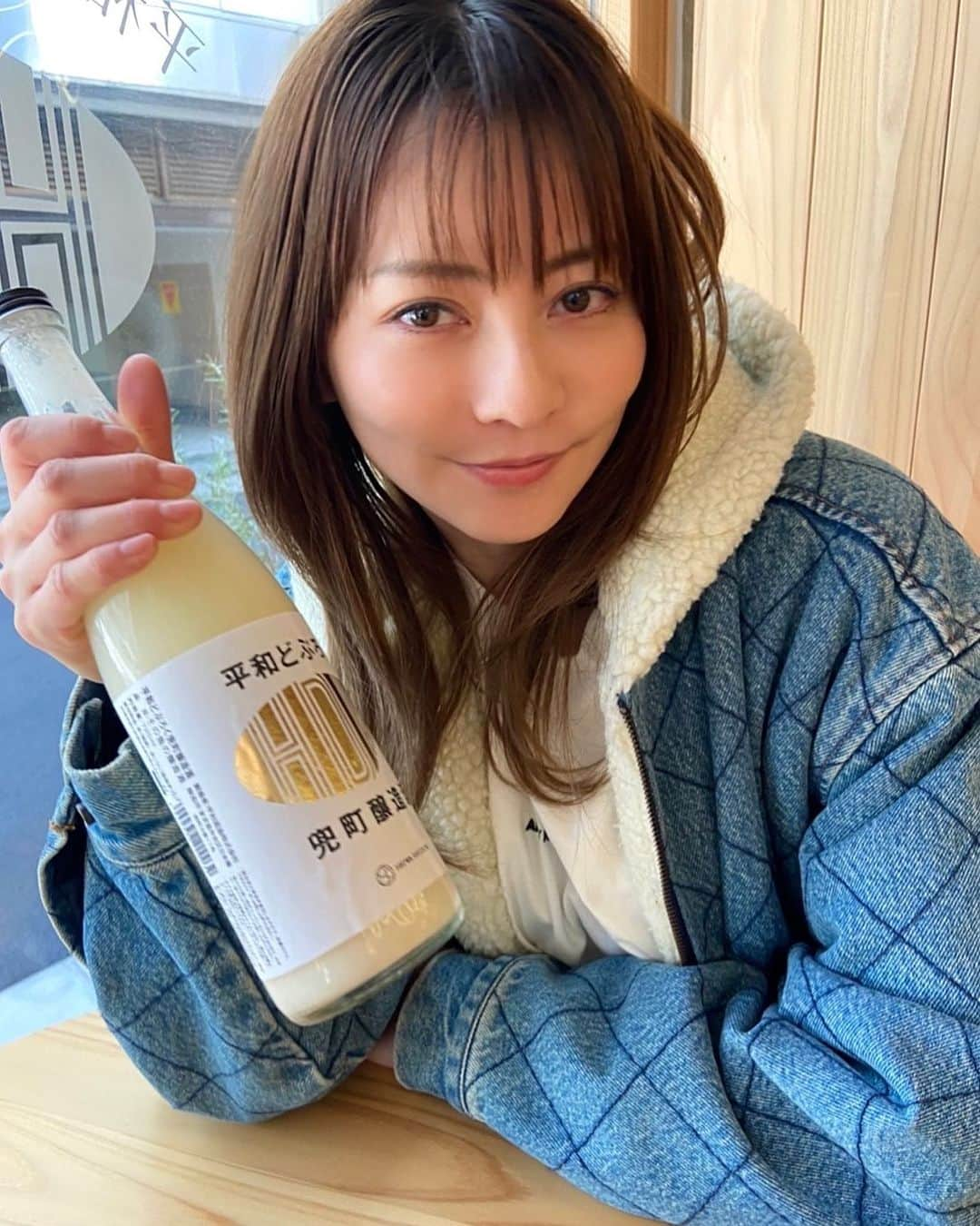 GINGERさんのインスタグラム写真 - (GINGERInstagram)「4月号の香里奈連載で日本酒の祖先ともいわれる「どぶろく」を初体験✨ 日本橋兜町にあるどぶろくバー、#平和どぶろく兜町醸造所 にお邪魔しました！  あずきやみかん、バジルなどいろいろなフレーバーがあって、そのどれもがさらりと飲みやすく美味しかったです😆  なかでも「ポップどぶろく」はパイセンの一番のお気に入り💕  #どぶろく #平和酒造 #香里奈 #オフショット #今できること #GINGER #GINGERmagazine #ジンジャー」3月17日 17時32分 - ginger_magazine