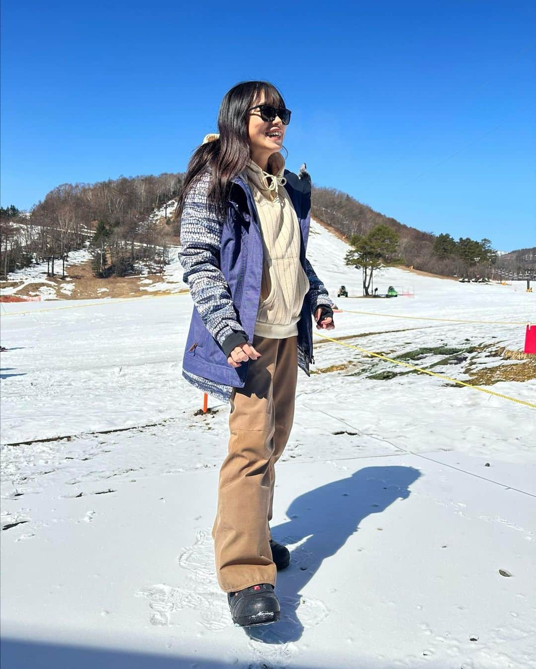 もえしゃんのインスタグラム：「久々に🏂に❄️  草津温泉スキー場にいったんだけど、さすがは草津！3月の中旬でまだこれだけ雪が残ってるー☃️♡ お天気も良くて最高🫶🏻🤍  スノボ自体は下手なのですが、、 全長500mのバンジップテングっていうのに乗ったり、高さ10mのブランコに乗ったり🤣🤣(絶賛高所恐怖症w) 滑るの得意じゃなくてもめっちゃ楽しめるアクティビティもあって大満喫&大絶叫してきた😻💖  ウェアやブーツ、板もぜーんぶレンタルだから手ぶら参戦で楽ちんすぎた😽しかもウェアも豊富！私がきてるのも全部レンタル🫶🏻  初心者も上級者もかなり楽しめるよ☃️絶対に来シーズンもいって上達する！仲間募集！（笑）  PR @932onsen #草津温泉スキー場 #草津温泉 #草津スキー #冬の遊び #冬の楽しみ #バンジップテング #スカイスウィング」