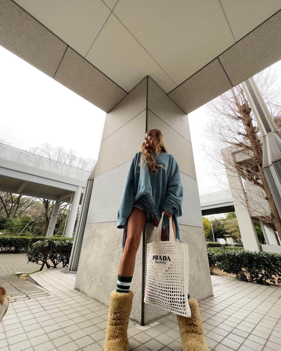 Minamiさんのインスタグラム写真 - (MinamiInstagram)「地元神戸なう。春はいつも下にウルトラライトダウンを着てる🫶🏽 @staxxt_cream が買ってくれた鞄が鬼かわ😝💘お兄ちゃんありがと。 back in my hometown kobe. Spring time in Japan still gets chilly so I usually wear uniqlo’s ultra light down underneath. This bag thooooo💘 thank u staxx, ur the bestest.」3月17日 17時44分 - minami_cream