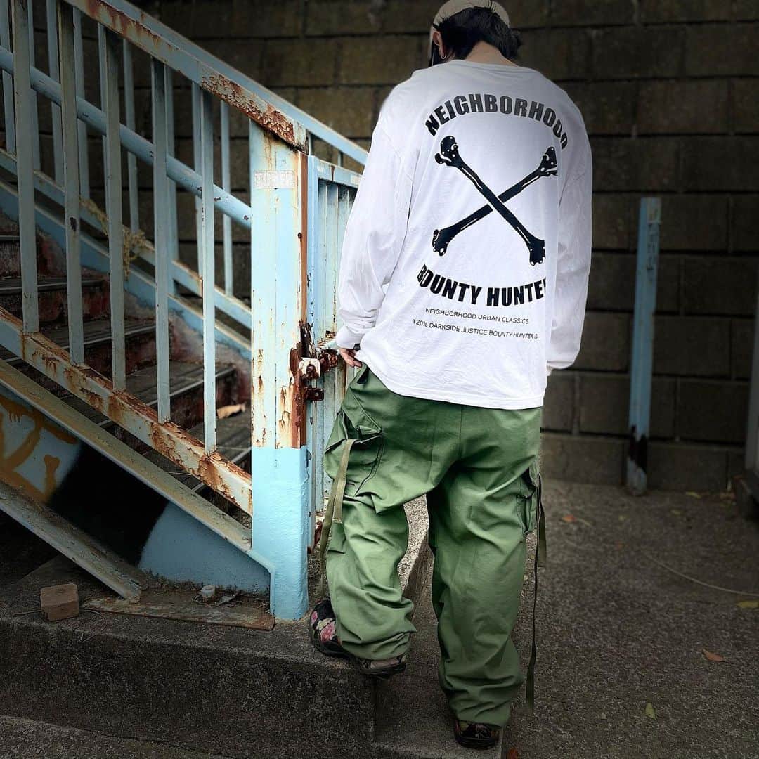 加藤 聖也のインスタグラム：「. 1月に発売された NEIGHBORHOOD × BOUNTYHUNTER ロンTだけで着れる季節までもうちょっとでした😇 白はすぐ汚してしまうから気をつけよう😗  #NEIGHBORHOOD #BOUNTYHUNTER」