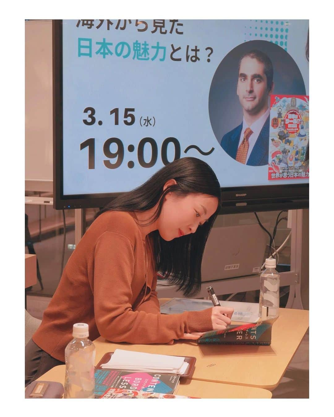 カン・ハンナさんのインスタグラム写真 - (カン・ハンナInstagram)「・ ⁡ 先日、トークイベントが終わってからのサイン会📚 ⁡ 一人ひとりの方と少しでもお話できて とても幸せな思い出になりました。 また引き続きどうぞよろしくお願い致します☺️ ⁡ ⁡ ⁡ ⁡ ⁡ ⁡ #紀伊國屋書店新宿本店 #コンテンツボーダーレス #トークイベント #本のサイン会　 ⁡ ⁡」3月17日 17時42分 - kang_hanna_jp