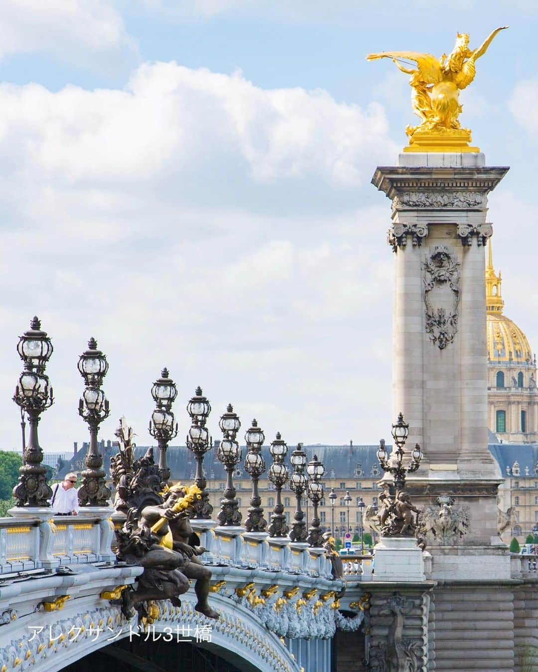 Orangina オランジーナ公式さんのインスタグラム写真 - (Orangina オランジーナ公式Instagram)「Bonjour🇫🇷   パリも少しずつ 暖かくなってきました😊   お天気のいい休日 アールヌーヴォー建築を探して パリの街を散歩してみました☀️   アールヌーヴォーとは 19世紀末〜20世紀初頭にかけて ヨーロッパから広がった美術運動です🤓   パリ7区のAvenue Rappにあるのは 建築家ジュール・ラヴィロットが設計したアパート。 陶器と緻密な彫刻のデザインは、重厚感がありますね⭐️   その他 1900年にパリ万博に合わせて竣工した アレクサンドル3世橋。 メトロの入口や普通のアパートにも アールヌーヴォー様式が見られます。   歴史的なアートが身近にあるパリを また好きになりました❤️   歩いた後は 冷たいORANGINA Airyを飲んで ひと休みします🍊  #orangina #oranginaairy #france #soda #オランジーナ #フランス生まれ #炭酸飲料 #フランス #オレンジ #休憩 #ｗｉｔｈオランジーナ #アールヌーヴォー #artnouveau #paris #パリ #juleslavirotte #メトロ」3月17日 17時47分 - orangina_jp