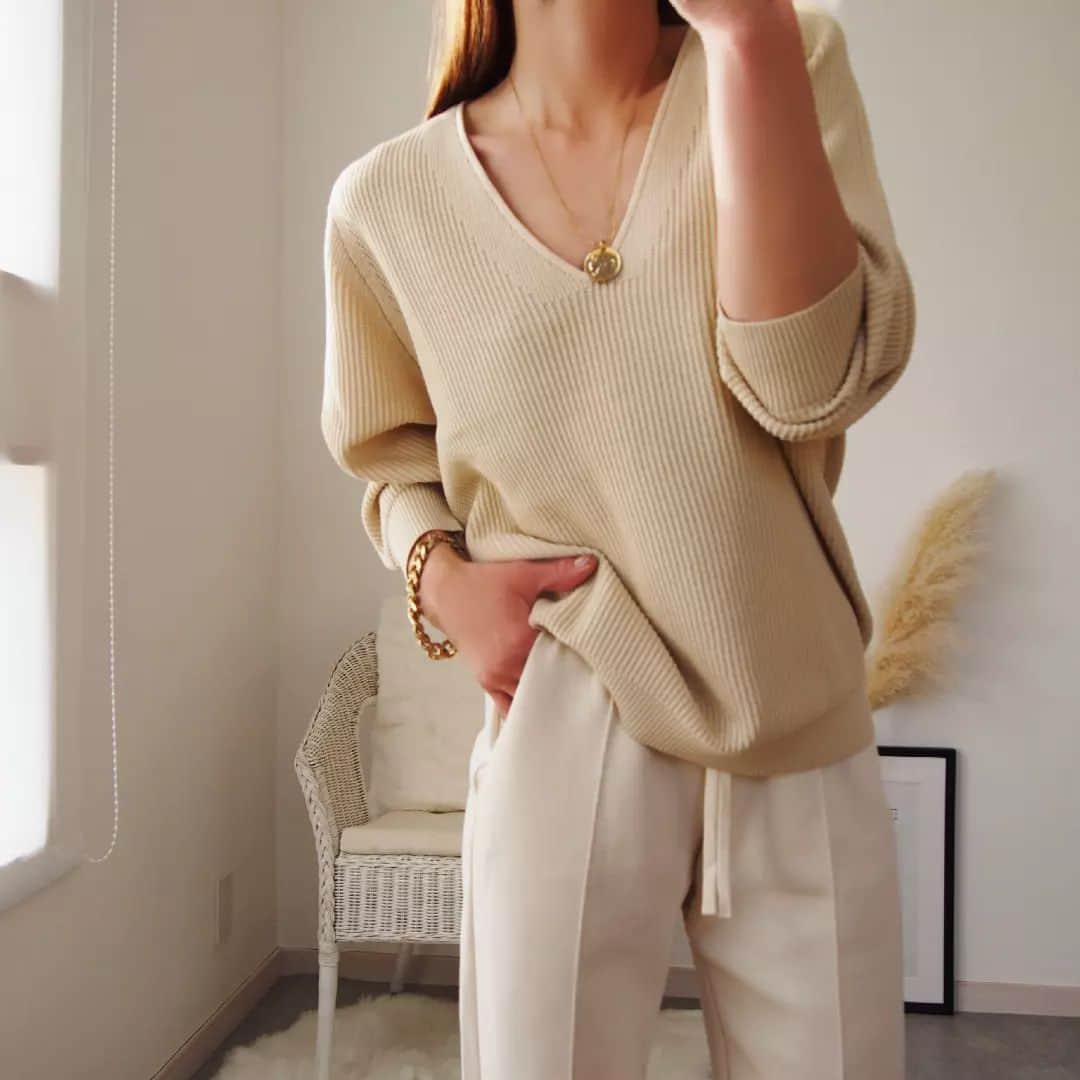 nori0620のインスタグラム：「発売してから、色合いな所で取り上げられていた、 uniqlo uの#Vネックセーター @uniqlo_jp  開きが少し深めで、ゆるっとしたリラックス感のある高見えニット  MかＬか、MかＬか、、、、💭 近くの店舗では取り扱いがなかった為、試着が出来ず悶々と迷っている中、、、 youtubeでこのアイテムを取り上げてくださって、その方の着た雰囲気やオススメで、Ｌのゆったりめに決定しました！✴️  Youtuberさんのコメントは本当にありがたいです✨  シンプルなstyleなので、ゴールドパンプスをアクセントに  上下uniqloです♪  #instafashion#fashion#code#outfit#ファッション#コーデ#uniqlo#uniqlou#上下ユニクロ#Vネックセーター#ママファッション#ママコーデ#プチプラコーデ#ワントーンコーデ#春コーデ」
