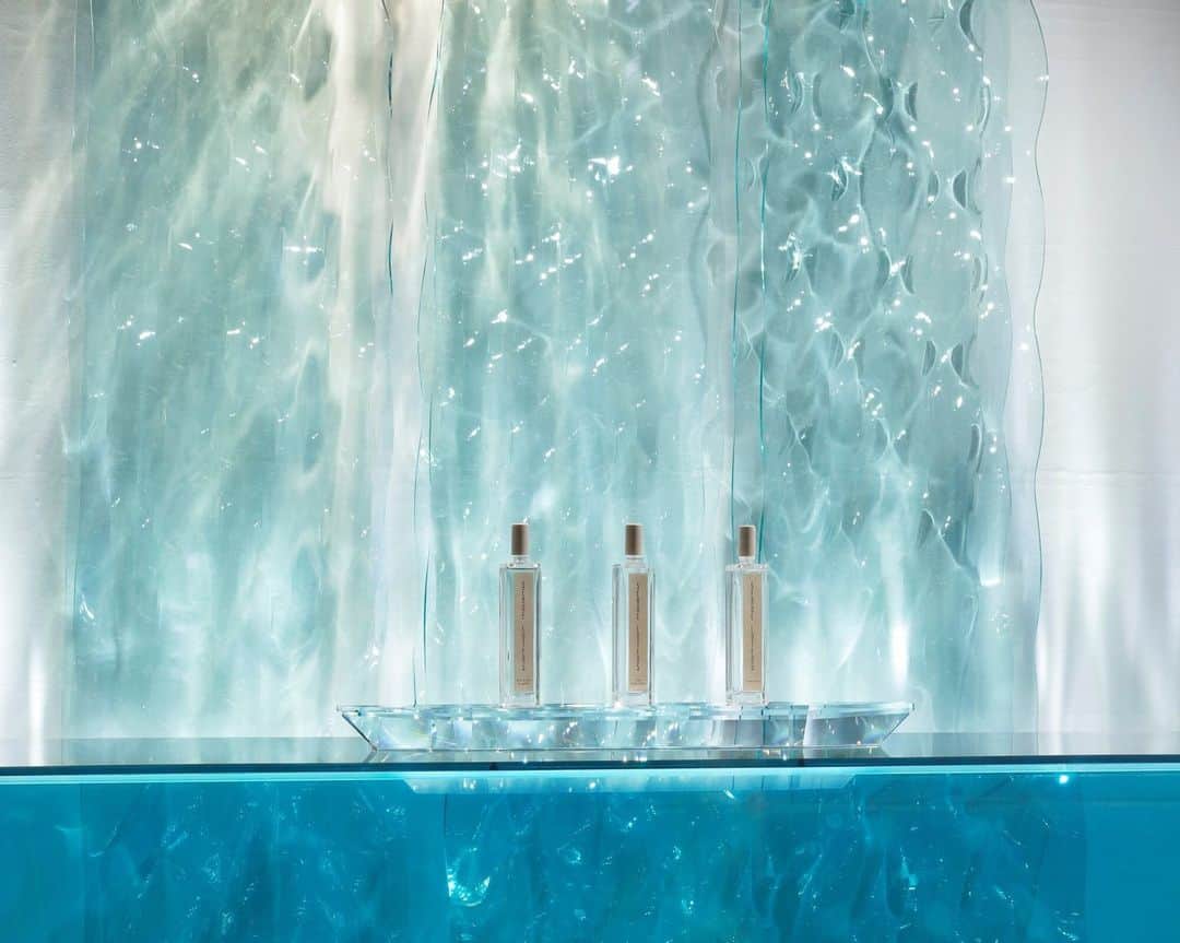 のインスタグラム：「3月 16日 (木 )～ 6月 13日 (火 )迄 のSHISEIDO THE STORE正 面ファサード。「水（泡）」をイメージしたくセルジュ・ルタンス〉の マタンルタンスのコレクションからインスパイアされたウィンドウデザインです。 銀座の街に清々しい香りをお届けします。 ＃資生堂＃shiseidothestore ＃資生堂銀座本店＃セルジュルタンス ＃sergelutens＃MATINLUTETNS＃マタンルタンス＃ローセルジュルタンス＃水をイメージした3種の香り」