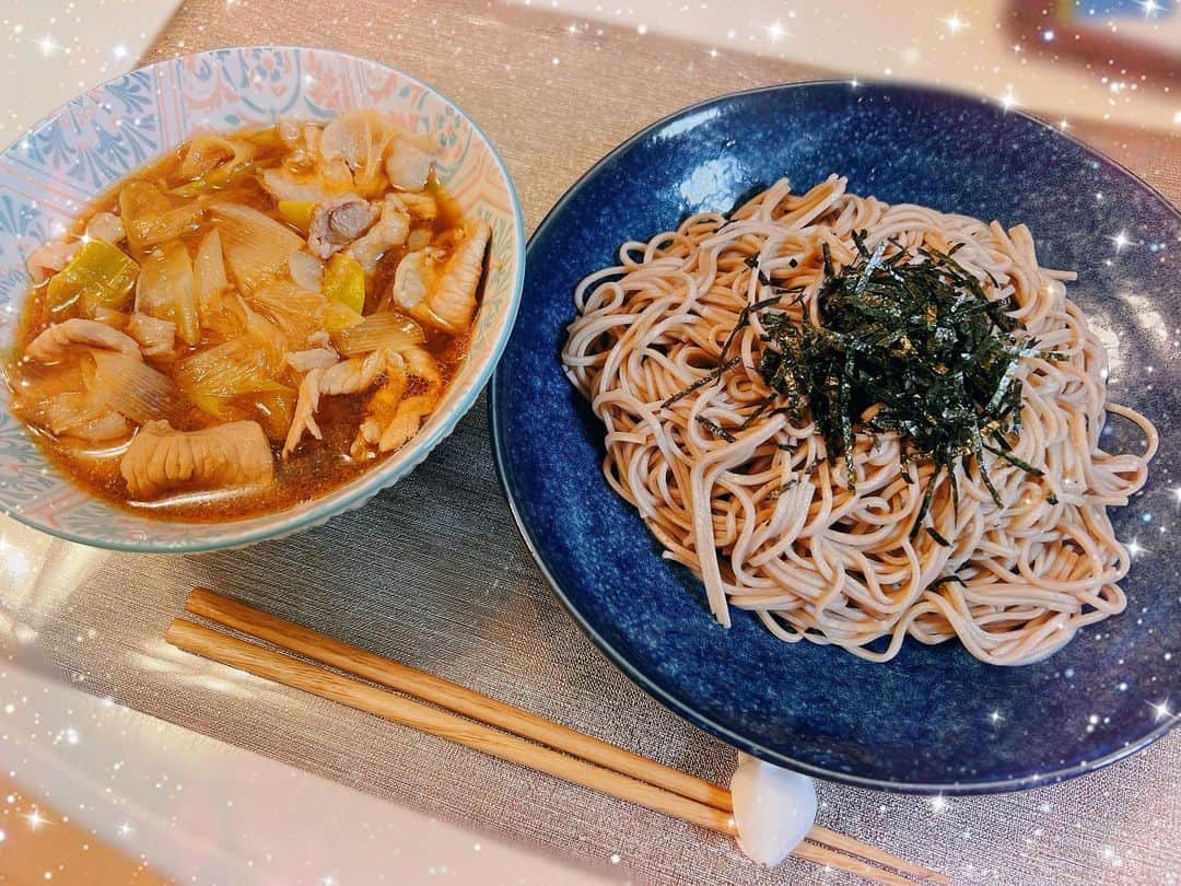 宇佐美あいりのインスタグラム：「最近自炊はこればっかり 作ってしまう🤭w  ピリ辛豚肉つけ蕎麦🐷  毎回最初辛くないバージョンで 食べて途中からピリ辛にして 食べてる🤤❤️‍🔥  蕎麦はいつも２人前😂www  たまには動画も🫢✨  #あいりんクッキング#つけ蕎麦#ピリ辛豚肉そば#ピリ辛豚肉つけ麺#つけ蕎麦#つけ麺#ピリ辛#desert#カロリー#高カロリー#냉중화면#料理#手料理#自炊#自炊女子#クッキング#夜ご飯#夕食#おうちごはん#自分ご飯#요리#お腹ペコリン部 #cooking#delicious#yummy#goodmorning#followme」