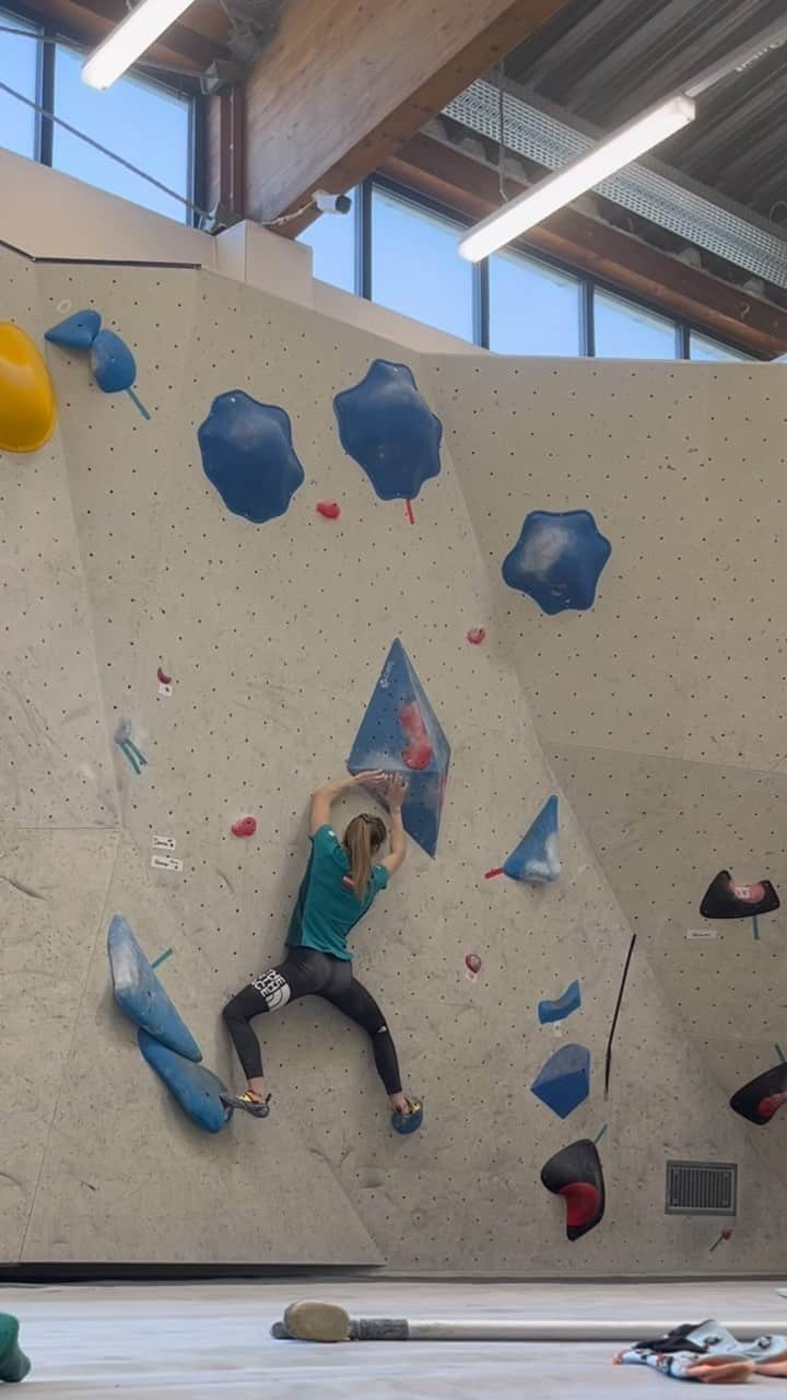 ジェシカ・ピルツのインスタグラム：「Back on comp boulders after a week in bed and 3 days of getting used to training again 😅」