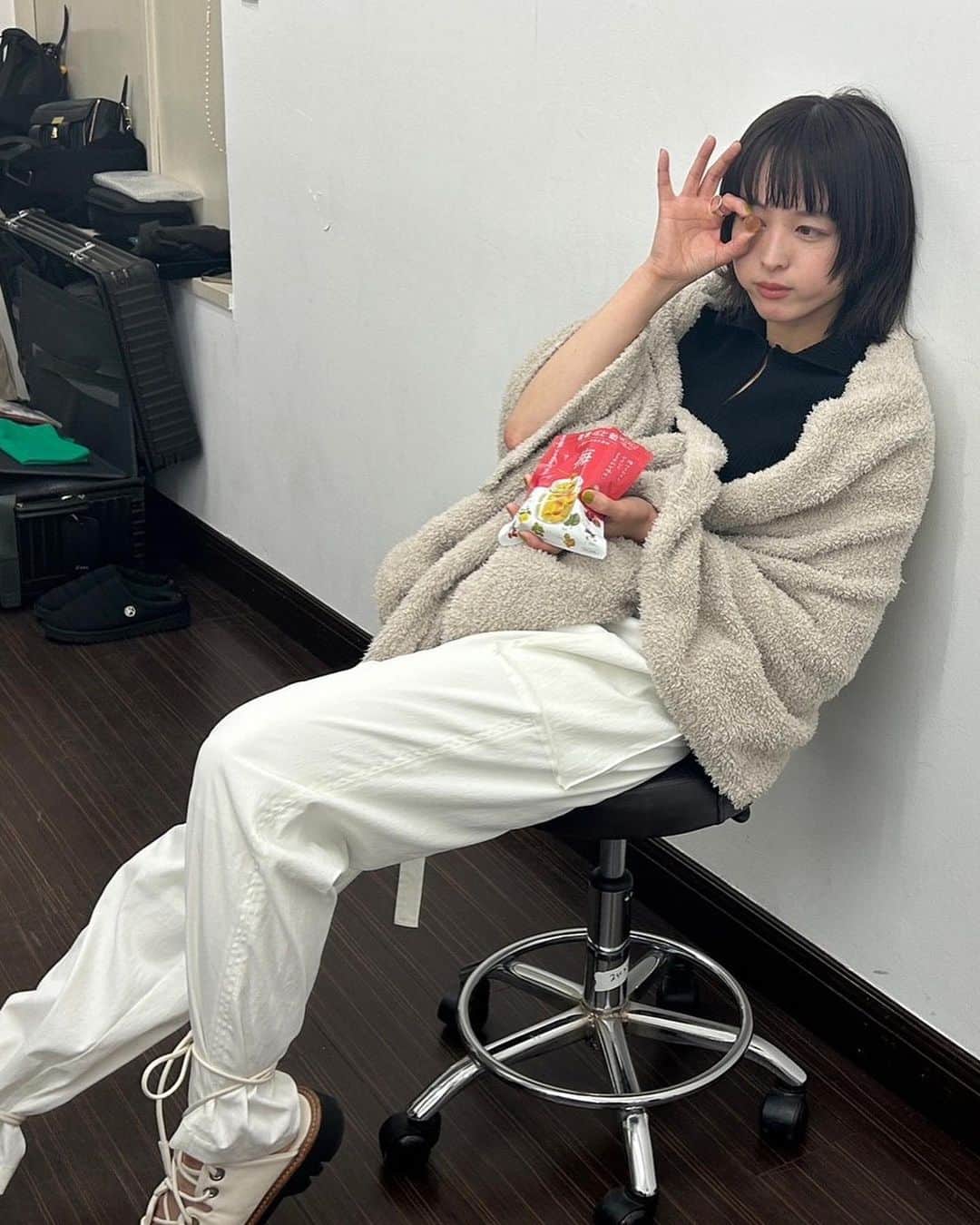 清野菜名のインスタグラム：「おつかれーらいす☺︎  仕事の合間に🍬みなさんも☺︎ 今日からテレビCM流れています♡  #カンロ健康のど飴」