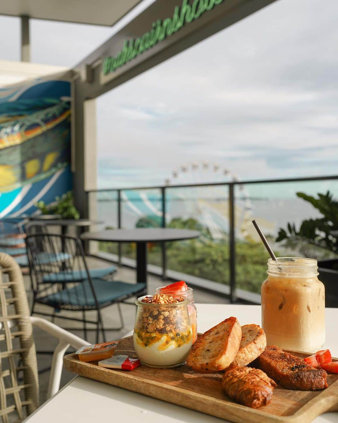 羽石杏奈さんのインスタグラム写真 - (羽石杏奈Instagram)「After about 4years.. finally had a trip to Australia 🇦🇺✨ The first destination Cairns was the perfect combination of the ocean and nature! and brunches, since it’s my favorite meal of the day, I had to mention it🥝🫶  約４年ぶりのオーストラリア旅から帰国🌼 最初に訪れた都市はケアンズだったんだけど、 ケアンズには２つの世界遺産があって、 全長約2000km(!)に渡って連なる 今も生き続ける世界最大の珊瑚礁群グレートバリアリーフ、 世界最古の熱帯雨林キュランダ 、 海も陸の自然も、どっちも堪能できちゃうところ✴︎  ヘリからのグレートバリアリーフは 本当に見渡す限りずうっと絶景で、 一生忘れない体験のひとつになった、、✨  日本との時差はたった1時間、 オーストラリアは日本から本当に旅行しやすい渡航先！ 四季が真逆だから、違う季節を楽しめるのも嬉しいポイント🤎 オーストラリア行ったことある人ー？🙋🏽‍♀️好きな都市と時期教えて💓  @queensland @australia.jp @jetstar_japan #jetstar #thisisqueensland #SeeAustralia」3月17日 17時59分 - hawaiianna913