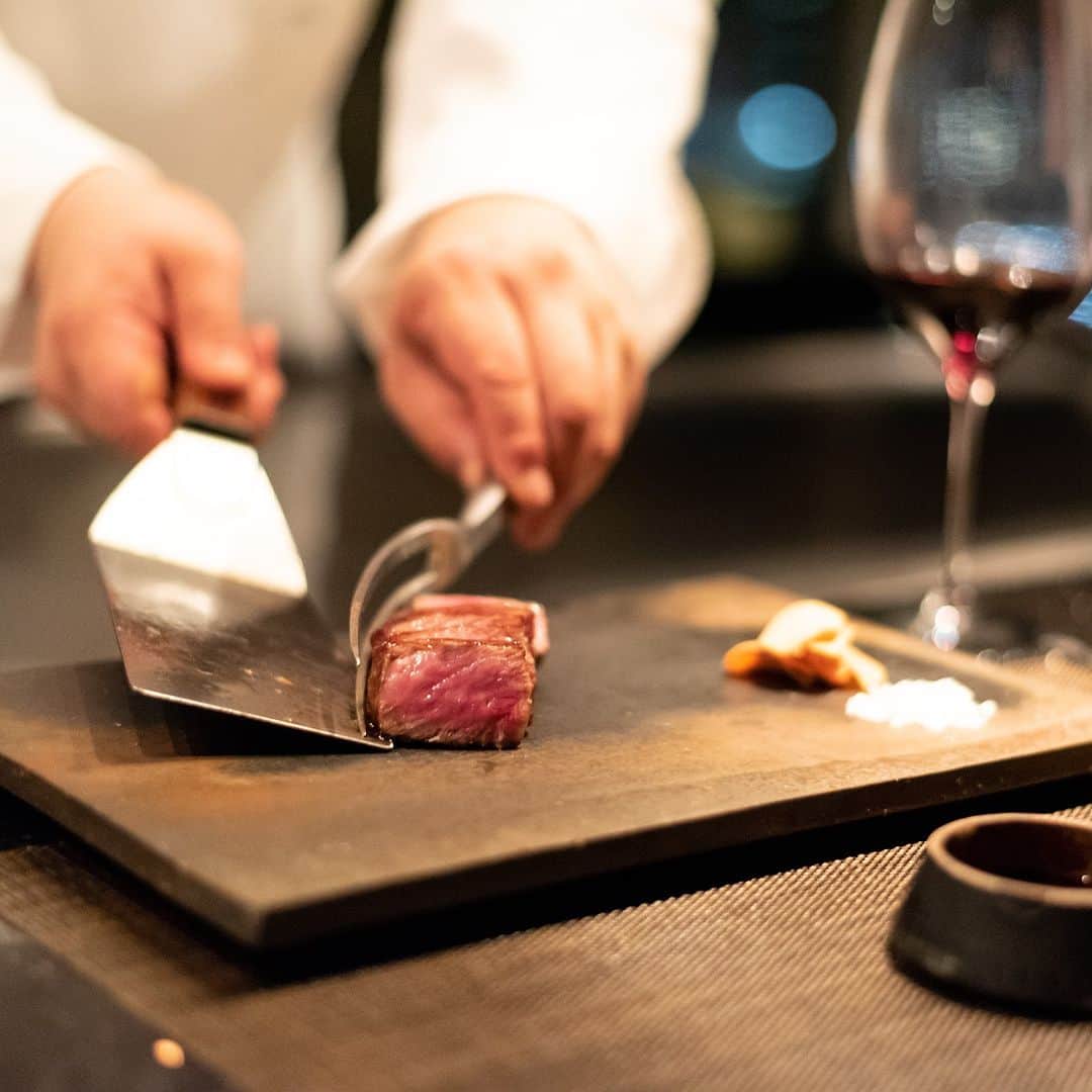 神戸メリケンパークオリエンタルホテル【公式】さんのインスタグラム写真 - (神戸メリケンパークオリエンタルホテル【公式】Instagram)「. 極上の神戸ビーフをホテル最上階から。 目の前でお肉を焼き上げるシェフの手捌きを楽しみながら、世界の美食家を魅了する「神戸ビーフ」を堪能しませんか。  【ステーキハウス　オリエンタル】 神戸の夜景と最高級の神戸ビーフが愉しめる鉄板焼きレストラン。 厳選した旬の食材の「一番おいしい瞬間」にこだわって提供しています。  目の前で焼き上げるシェフの妙技と味を最上階からの絶景とともに、贅沢な時間をお愉しみください。  ホテル 14F ステーキハウス オリエンタル  営業時間 ランチ　 11:30-15:00(L.O.14:30) ディナー 平日 17:30-21:30 (L.O.20:30) 　　　　 土日祝＆特別期 17:00-21:30 -------------------- 神戸メリケンパークオリエンタルホテル @kobe_merikenpark_orientalhotel は神戸港中突堤にあり、周囲270度が海に囲まれたリゾートホテル。 全室バルコニー付きで船旅のようなホテルライフをお約束します。  【CLUB ORIENTAL】 オリエンタルホテルズ＆リゾーツの新たなメンバーシップ 入会金・年会費無料 ご登録するとホテル予約が最大10%お得に！ 詳細はプロフィール @kobe_merikenpark_orientalhotel のURLよりアクセスください。 -------------------- #神戸メリケンパークオリエンタルホテル #kobemerikenparkorientalhotel #オリエンタルホテル #神戸 #神戸ホテル #兵庫観光 #神戸観光 #神戸港 #神戸メリケンパーク #メリケンパーク #神戸ハーバーランド #ハーバーランド #オーシャンビュー #オーシャンビューホテル #大人の休日 #記念日旅行 #家族旅行 #bekobe #kobeforever #kobe #kobehotel #japantrip #kobeforever #神戸ディナー #ステーキハウスオリエンタル #ステーキハウス #鉄板焼 #神戸牛」3月17日 18時00分 - kobe_merikenpark_orientalhotel