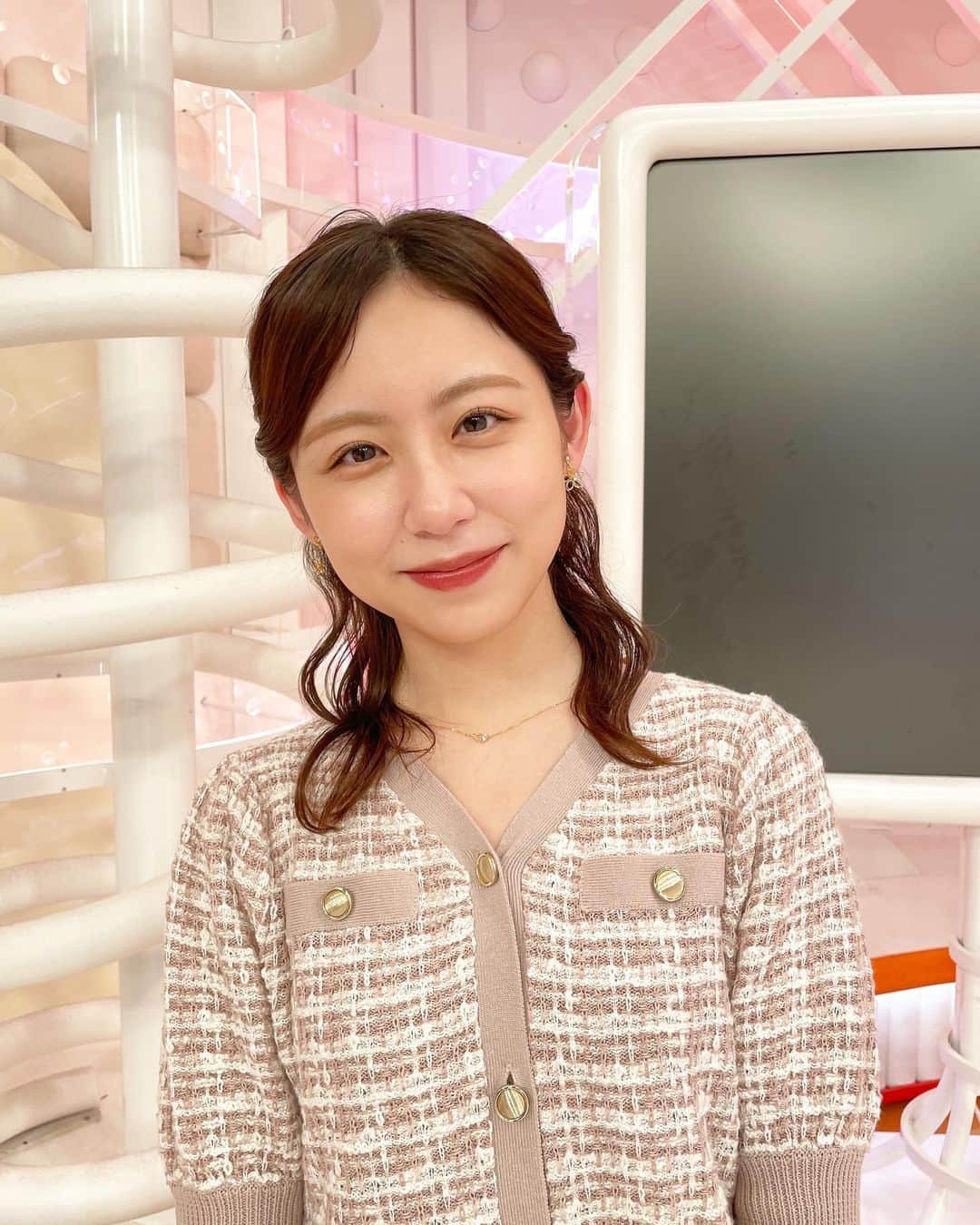 小山内鈴奈のインスタグラム：「なんと春っぽい衣装🍀 もう半袖です。  今年はお花見に行きたいと思っています🌸✨  東京にも、桜祭りのような イベントはあるのでしょうか🤔  おすすめスポット教えてください〜！！」