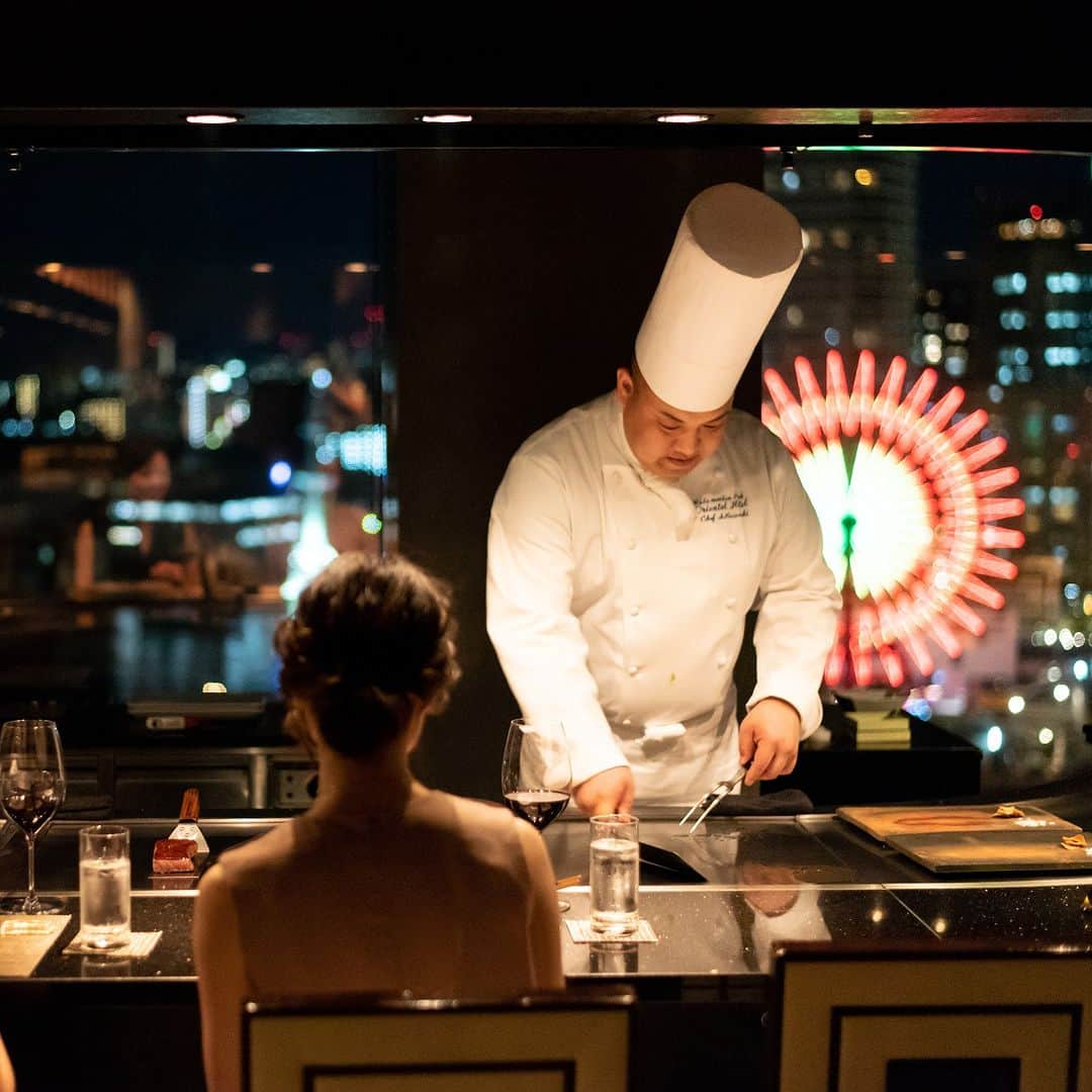 神戸メリケンパークオリエンタルホテル【公式】のインスタグラム：「. 極上の神戸ビーフをホテル最上階から。 目の前でお肉を焼き上げるシェフの手捌きを楽しみながら、世界の美食家を魅了する「神戸ビーフ」を堪能しませんか。  【ステーキハウス　オリエンタル】 神戸の夜景と最高級の神戸ビーフが愉しめる鉄板焼きレストラン。 厳選した旬の食材の「一番おいしい瞬間」にこだわって提供しています。  目の前で焼き上げるシェフの妙技と味を最上階からの絶景とともに、贅沢な時間をお愉しみください。  ホテル 14F ステーキハウス オリエンタル  営業時間 ランチ　 11:30-15:00(L.O.14:30) ディナー 平日 17:30-21:30 (L.O.20:30) 　　　　 土日祝＆特別期 17:00-21:30 -------------------- 神戸メリケンパークオリエンタルホテル @kobe_merikenpark_orientalhotel は神戸港中突堤にあり、周囲270度が海に囲まれたリゾートホテル。 全室バルコニー付きで船旅のようなホテルライフをお約束します。  【CLUB ORIENTAL】 オリエンタルホテルズ＆リゾーツの新たなメンバーシップ 入会金・年会費無料 ご登録するとホテル予約が最大10%お得に！ 詳細はプロフィール @kobe_merikenpark_orientalhotel のURLよりアクセスください。 -------------------- #神戸メリケンパークオリエンタルホテル #kobemerikenparkorientalhotel #オリエンタルホテル #神戸 #神戸ホテル #兵庫観光 #神戸観光 #神戸港 #神戸メリケンパーク #メリケンパーク #神戸ハーバーランド #ハーバーランド #オーシャンビュー #オーシャンビューホテル #大人の休日 #記念日旅行 #家族旅行 #bekobe #kobeforever #kobe #kobehotel #japantrip #kobeforever #神戸ディナー #ステーキハウスオリエンタル #ステーキハウス #鉄板焼 #神戸牛」