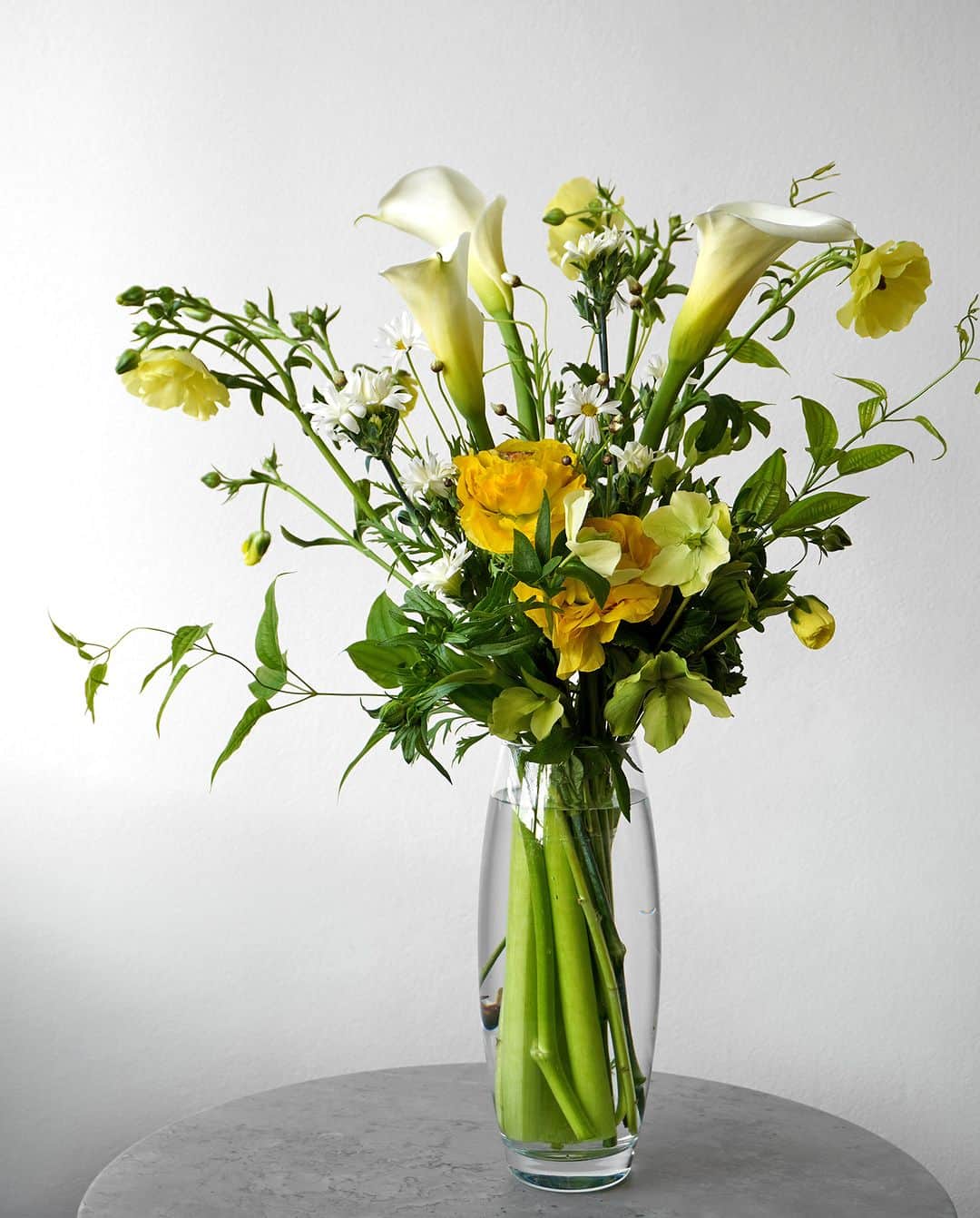 AOYAMA_HANAMOさんのインスタグラム写真 - (AOYAMA_HANAMOInstagram)「白とビタミンカラーの花々を爽やかに束ねて。 ・ 白いカラーに、オレンジの大輪ラナンキュラスと黄色いラナンキュラスラックス。マーガレット、スプレーカーネーションなどの白い小花に、淡いグリーンのクリスマスローズを添え、ナチュラルな印象に仕上げています。花々のステム（茎）を活かした、高さのある花瓶活けです。 ・ 英国ではクリスマス前後に咲くことから、その名がついたと言われているクリスマスローズ。うつむくような花姿が可愛らしく、ロマンティックな名前も魅力ですね。 品種の多様さや育てやすさから、特に園芸を楽しむ方にファンが多いですが、切り花としても春先に出回り、花束に趣きを加えるワンポイントの役割で重宝しています。 ・ 青山花茂の「#季節の花の定期便」は、その時期に最適な花を使ってフラワーデザイナーがひとつひとつ丁寧にお作りしています。 春の花々もそろそろ終盤の時期に入ってきました。可愛らしい春の花を、時期を逃さずお楽しみいただけたらと思います。 - - - #aoyamahanamo #青山花茂 #お花のある生活 #花が好きな人と繋がりたい #花を飾ろう #花のある暮らし #花のあるくらし #花のある日常 #癒しの花 #季節の花 #旬の花 #花のサブスク #フラワーサブスクリプション #お花の定期便 #季節の花の定期便 #季節の花の定期便プレミアムプラン #ラナンキュラス #カラー #ラナンキュラスラックス #マーガレット #クリスマスローズ #スプレーカーネーション #花瓶活け #花束 #ブーケ #ナチュラルブーケ #春の花」3月17日 18時00分 - aoyama_hanamo
