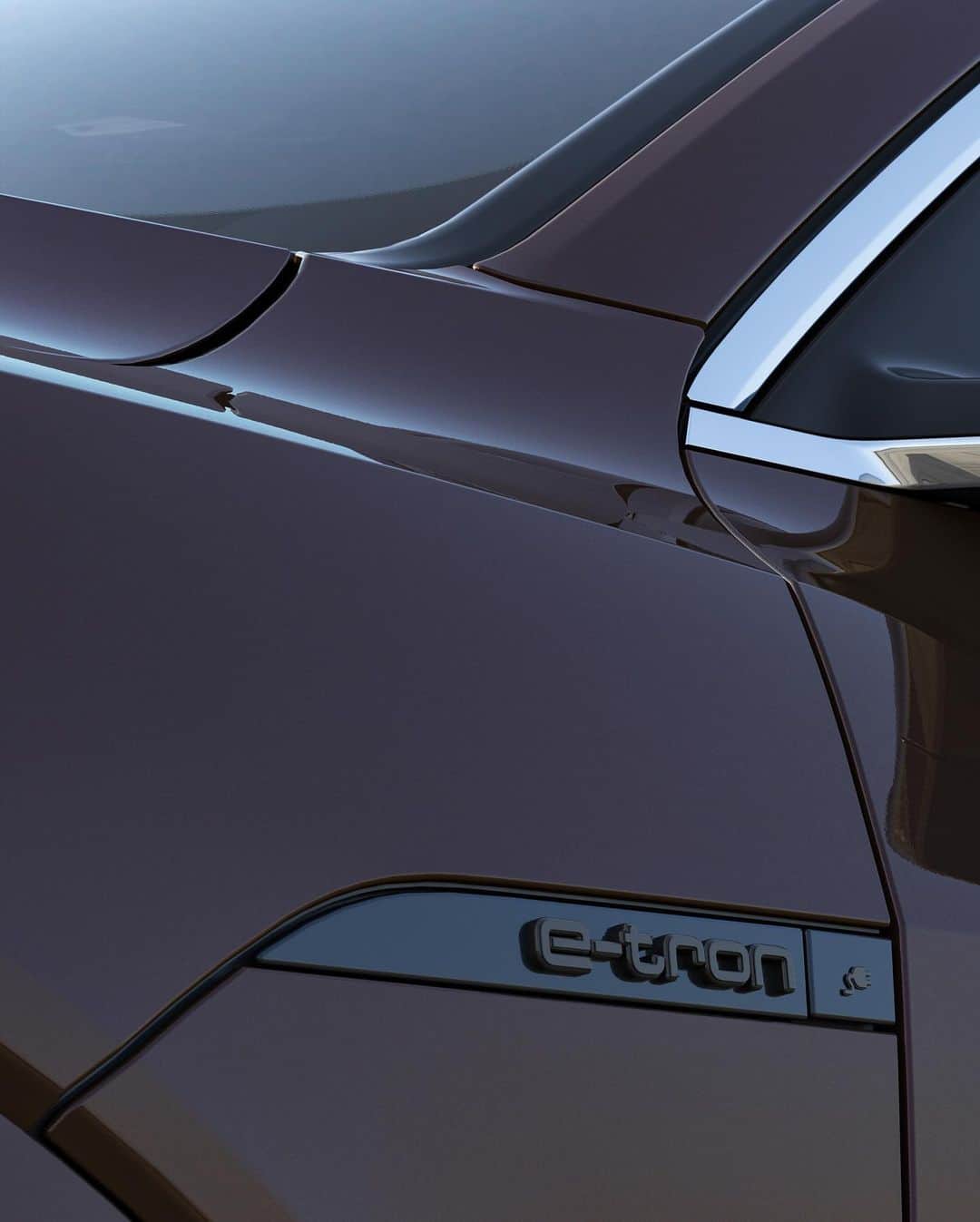 アウディ ジャパンさんのインスタグラム写真 - (アウディ ジャパンInstagram)「Audi 至高の電動ラグジュアリーSUVが、2023年夏以降日本に登場。  Audi e-tronを格段に進化させたAudi Q8 e-tronは、 エアロダイナミクスや一充電装距離、急速充電性能が向上。  心ゆくまでロングドライブを愉しめるこのクルマは、 Q8の名を冠するにふさわしい。  7月末まで全国のe-tronディーラーにて、特別プレビューイベント Audi Q8 e-tron Roadshowを開催中。 詳しくはプロフィールのURLからご確認ください。  *画像は欧州仕様車です。日本仕様とは異なります。  #AudiQ8etron  #Audi #アウディ #アウディQ8etron #AudiJapan #FutureIsAnAttitude」3月17日 18時00分 - audijapan