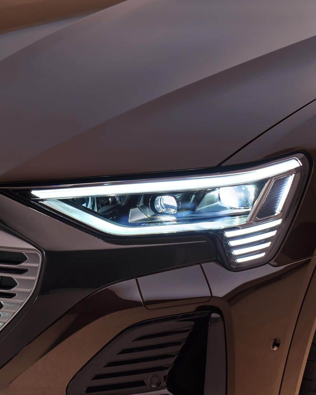 のインスタグラム：「Audi 至高の電動ラグジュアリーSUVが、2023年夏以降日本に登場。  Audi e-tronを格段に進化させたAudi Q8 e-tronは、 エアロダイナミクスや一充電装距離、急速充電性能が向上。  心ゆくまでロングドライブを愉しめるこのクルマは、 Q8の名を冠するにふさわしい。  7月末まで全国のe-tronディーラーにて、特別プレビューイベント Audi Q8 e-tron Roadshowを開催中。 詳しくはプロフィールのURLからご確認ください。  *画像は欧州仕様車です。日本仕様とは異なります。  #AudiQ8etron  #Audi #アウディ #アウディQ8etron #AudiJapan #FutureIsAnAttitude」