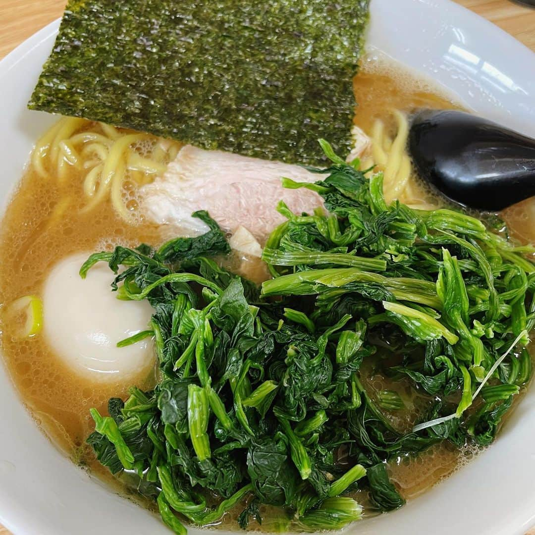 南條早紀のインスタグラム：「【神対応😭家系ラーメン屋さん🍜】  家系ラーメン大好きなワタクシ。 2022年6月にオープンした家系の ラーメン屋さんがあると聞き、 行ってきました☺️✨  砺波駅前の【五本線】さんです🍜  産前に食べ納めをして以来の 家系ラーメン…🤤❤️ ずっとずっと食べたかったけれど、 子連れで1人で行く勇気は無く…。 念願叶って家族で来訪です！  店内はカウンターのみ。 座敷席がないため一瞬このまま突撃しても良いものか…と、 怖気付きましたが、ベビーチェアの用意があり 大人と大人の間にセットして貰えました◎  これだけでもよかった…❤️と、 ひと安心したのですが、なんと！  食券を買って、席について、 ラーメン2杯をお願いします〜と声をかけたら、店長さんが 「ラーメン、時差で作りましょうか？☺️」と…！  え、そんな、いいのかな…って 一度遠慮しようかと思いましたが、 「同時に食べるの大変でしょう☺️」と😭  もうすぐ1歳の娘は動きたい盛り。 外食となると娘対応の合間に 慌てて食事を済ませることが多くて ゆっくり味わう…ということが なかなか難しくて😂  なので本当にありがたいご提案😭  結果、お言葉に甘えて 夫のラーメンを先に作って貰い まず私が娘を見て、 夫がラーの分も作って貰食べ終わった夫に娘をバトンタチ！  結果、ラーメンに集中して じっくり味わうことができました😭😭😭  念願のラーメンは 中太の麺と豚骨醤油のスープがよく絡む〜🍜❤️ こってりだけど、ぐびぐび飲みたくなる あと引くスープがたまりません🤤 あ〜これこれ〜❤️うま〜🤤❤️と うっとりしている間に、 あっという間に完食しました❤️笑  写真は味玉＋ほうれん草トッピングです✌️  お昼のピーク時を過ぎていて 比較的落ち着いた時間帯の来訪だからこその 対応かもしれませんが、  子連れでもゆっくり食べられるように 時間差でラーメンを用意して下さる 店長さんのお心遣いが嬉しくて より一層美味しく感じました😭❤️  もう一生ついていきます🥲 そんな気持ちになった子連れ家族にも神対応なラーメン屋さんでした😭🍜✨  2枚目は 帰りに砺波イオンに寄り道して キッズスペースで 娘を遊ばせたときの写真です🎈  娘と2人して 「嬉しいなぁ〜👶🏻😆」って 顔をしていてお気に入りです🤭  #富山県 #砺波市 #富山 #砺波 #富山グルメ #砺波グルメ #富山ランチ #砺波ランチ #富山ラーメン #砺波ラーメン #家系ラーメン #五本線 #新店 #ラーメン #豚骨醤油ラーメン  #アナウンサー #フリーアナウンサー #南條早紀 #なんじょうのにちじょう」