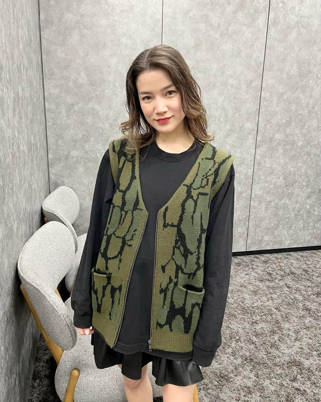 FEMMのインスタグラム：「I don't usually wear dark green, but I kinda like it;) Comfy vest from @hufjp is just about right for this season😎Since it's warm during the day, but still chilly at night.  R  #HUF」