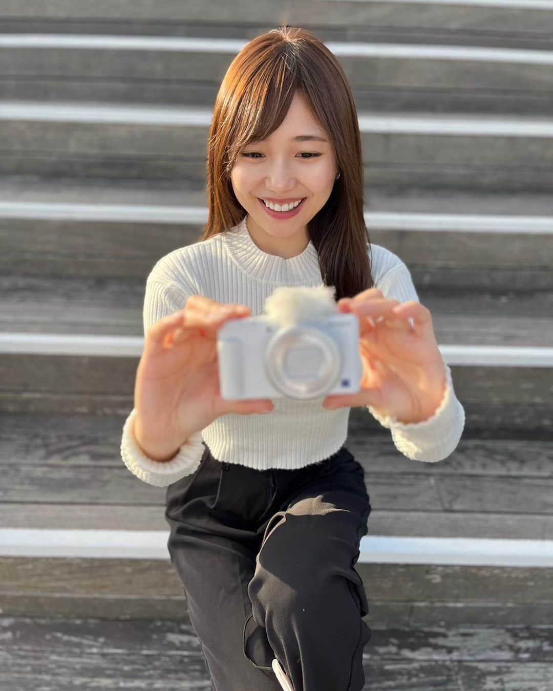 森ニーナのインスタグラム：「最近ハマっている散歩🚶‍♀️  今日は横浜を探索🥰  良かったら皆さんのおすすめお散歩スポットあったら教えてほしいです😄🧡  ここは人気のフォトスポットだったらしく、たくさんの人が写真撮ってたので私もあやかりました📸  #横浜」
