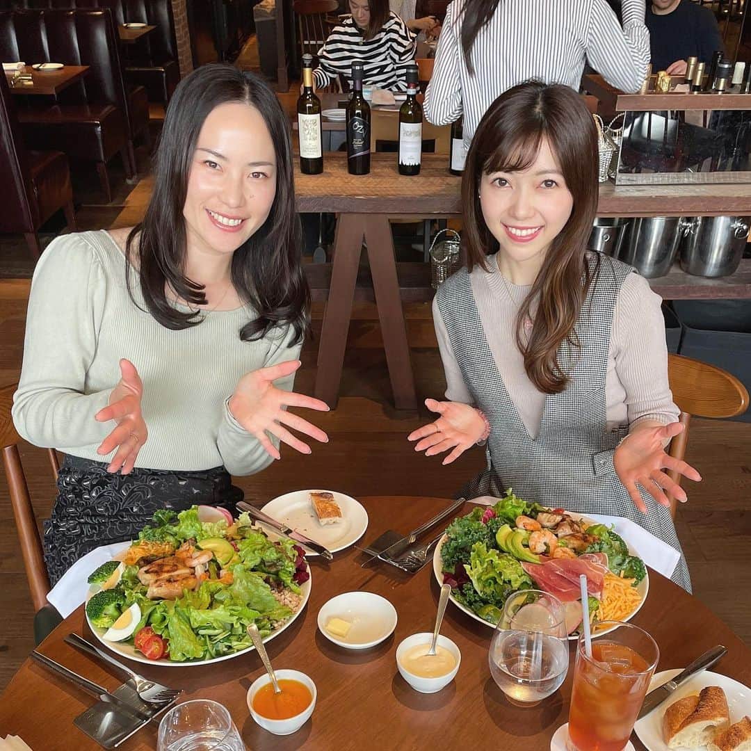 川又智菜美のインスタグラム：「井上雅さんとサラダランチ😋 このお店は看板メニューがサラダだそうで 盛り盛り食べましたよ🤭🥗 ⁡ 雅さんのことを知ったきっかけは 2021年の全日本選手権。 その前の浜松ウィメンズオープンの前に 全日本を最後に引退することを発表されていたのですが 浜松ウィメンズオープンも全日本選手権もダブルス優勝🥹✨ 全日本も優勝あるかも！というタイミングで 遅ればせながら応援させていただきました📣 全日本で優勝して引退とかかっこよすぎますよね😍 ⁡ 勝手にその後も活動を応援していた身なのですが ご縁があり、今回のランチ会となりました🤍 話が大盛り上がりして時間が足りないくらいでしたよ〜😂 楽しかったーーー！！✨ 次回も今から楽しみ💕 ⁡ #テニス #テニス女子 #テニス女子会」