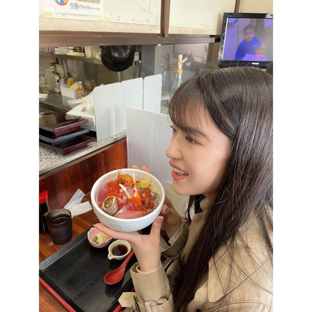 川崎琴之のインスタグラム：「昨日は番組でおすすめしたとくだ屋さんに行きました〜！  特盛豪華海鮮丼をいただきました🐟  美味しかったです😋 ・ ・ #足立区 #足立区グルメ #海鮮丼 #足立市場 #足立市場とくだ屋 #とくだ屋」