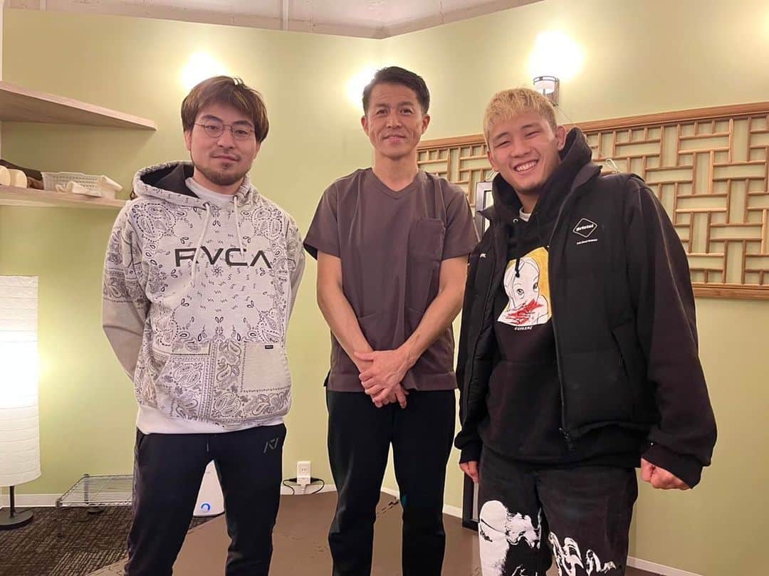 岩﨑正寛のインスタグラム：「いつもお世話になっている楠木先生の整体院に行ってきました。 @kusunoki_healer  僕は身体の歪みを主に診てもらっているのですが首の神経痛や腰痛、自律神経系の悩みなどで苦しんでいる人はオススメです。 詳しくはこちらで https://kusunoki-godhand.com」