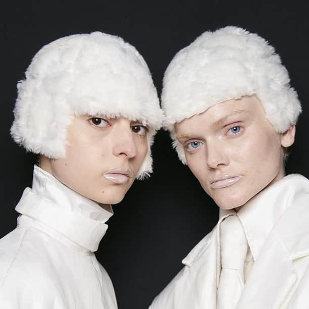 資生堂 のインスタグラム：「ANREALAGE (@anrealage_official) AUTUMN/WINTER 2023-24 COLLECTION “ = ”  Makeup led by Ai Nieda (贄田 愛) 　@ai_n_____  #anrealage #pfw #paris #parisfashionweek #fashion #aw23 #ファッション #ビューティー #パリコレ #shiseidohma #贄田愛」