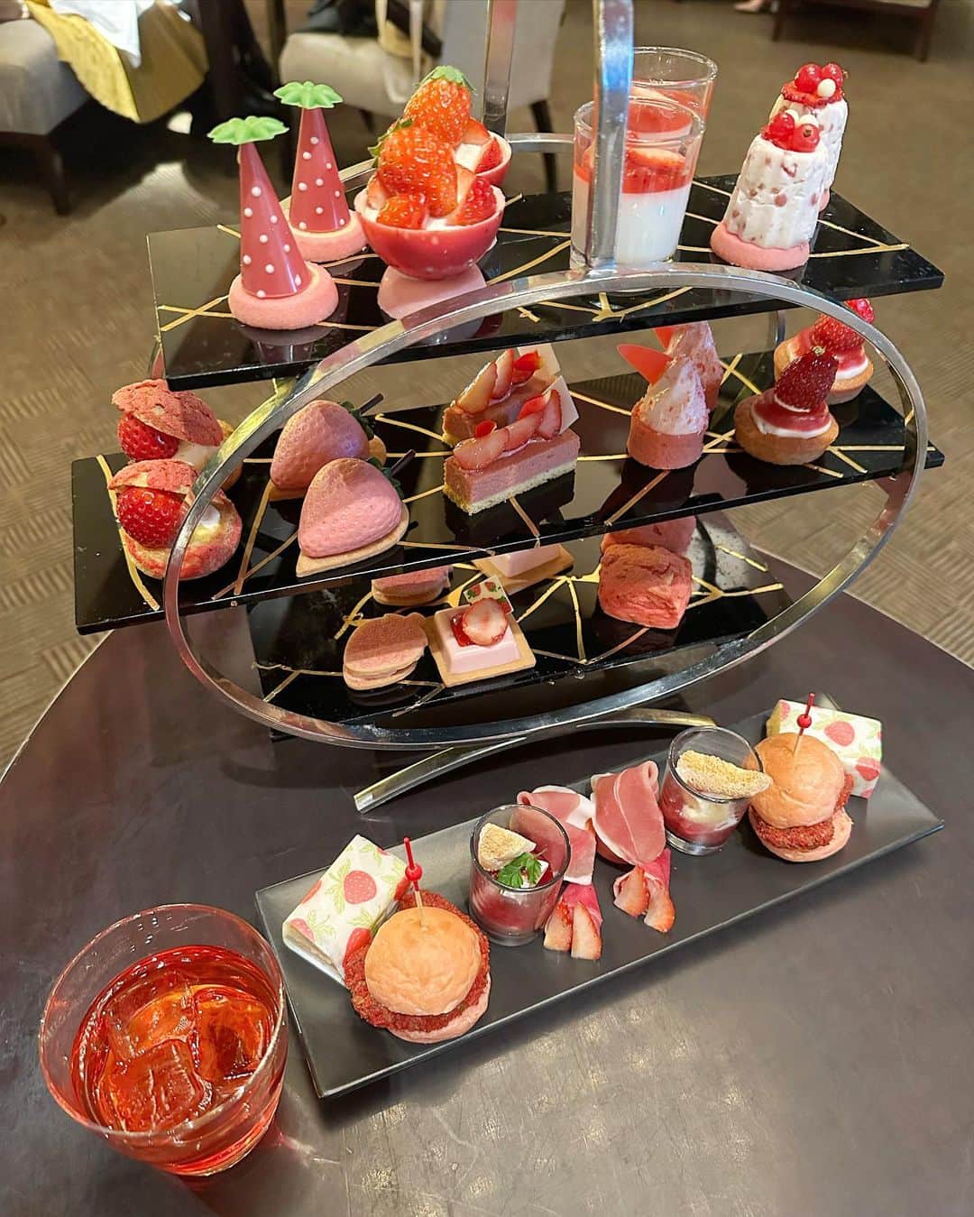 ななぷりんさんのインスタグラム写真 - (ななぷりんInstagram)「アフターヌーンティー🍓 いちごは1番好きなフルーツ🫶🏻 幸せだった🥰」3月17日 18時26分 - nana__530