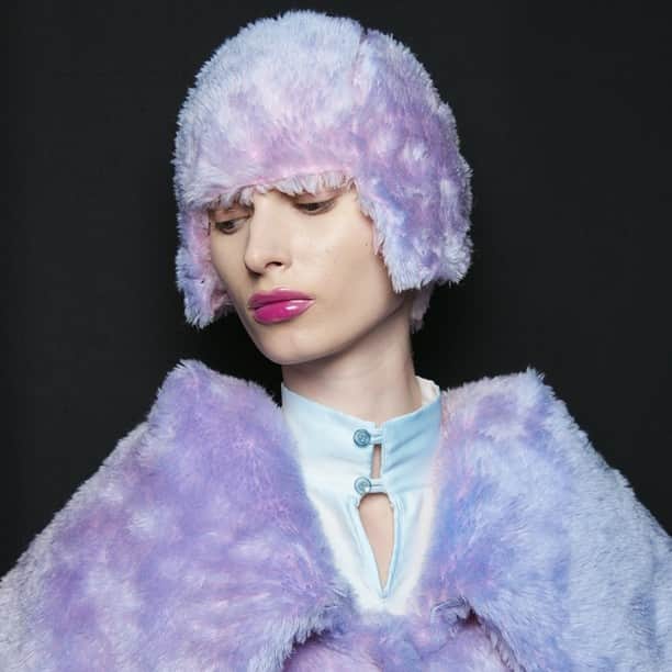 資生堂 のインスタグラム：「ANREALAGE (@anrealage_official) AUTUMN/WINTER 2023-24 COLLECTION “ = ”  Makeup led by Ai Nieda (贄田 愛) 　@ai_n_____  #anrealage #pfw #paris #parisfashionweek #fashion #aw23 #ファッション #ビューティー #パリコレ #shiseidohma #贄田愛」