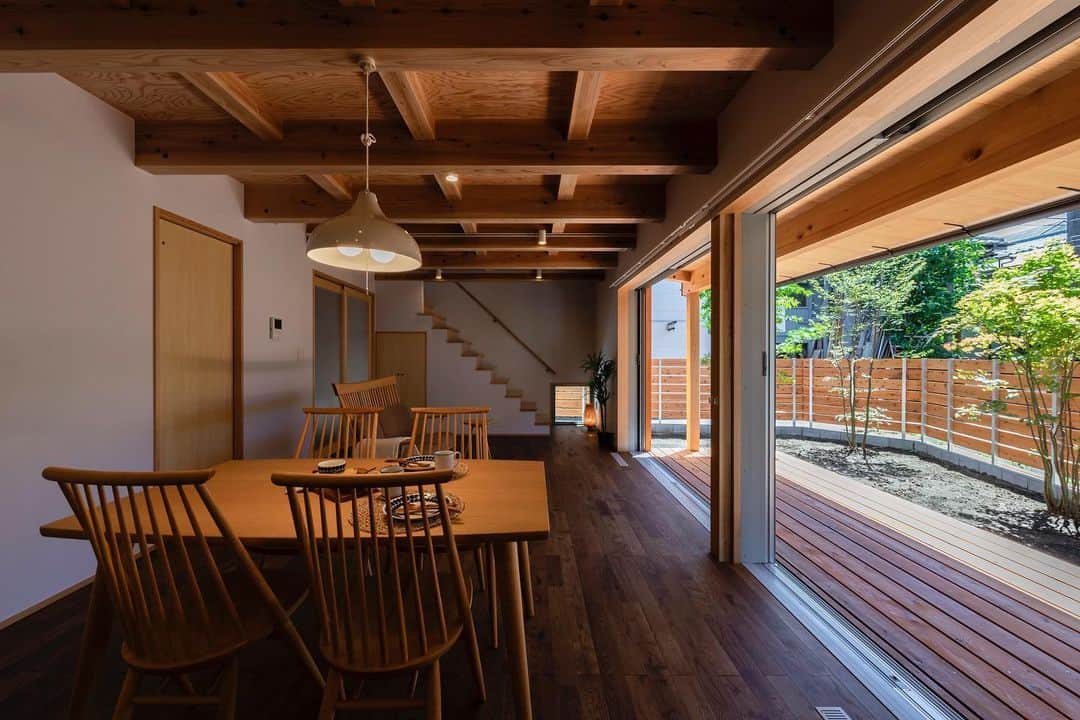岡庭建設株式会社さんのインスタグラム写真 - (岡庭建設株式会社Instagram)「.  #ウッドデッキ で愉しむ暮らし  大開口窓とウッドデッキのおかげで 外と室内と境目が曖昧に🌿  自然の心地よさを感じながら くつろぎのひとときを...📚  #岡庭建設_井の家   ･････････････････････････････････   《みんなでつくるいえ、みんなでまもるいえ。》  #東京都 #西東京市 の地域工務店、岡庭建設です。  資料請求・お問い合わせ先は プロフィールのURLからどうぞ📩 ▶︎ @okaniwastyle   施工事例や住まい手さまの暮らしぶりが見れます📷 ▶︎ #岡庭建設 #okaniwastyle   リノベーションのご相談はこちら🏠 ▶︎ @okaniwa_reform_koubou   ･････････････････････････････････   #注文住宅 #分譲住宅 #家づくり#大工 #職人  #パッシブデザイン #自然素材の家 #無垢材 #無垢床   #木の家 #木造住宅 #自然素材  #新築注文住宅 #新築一戸建て #マイホーム計画  #シンプルな家づくり  #木のある暮らし #自然と暮らす   #設計士とつくる家 #大きな窓 #terrace  #ウッドデッキのある暮らし #デッキテラス」3月17日 18時31分 - okaniwastyle
