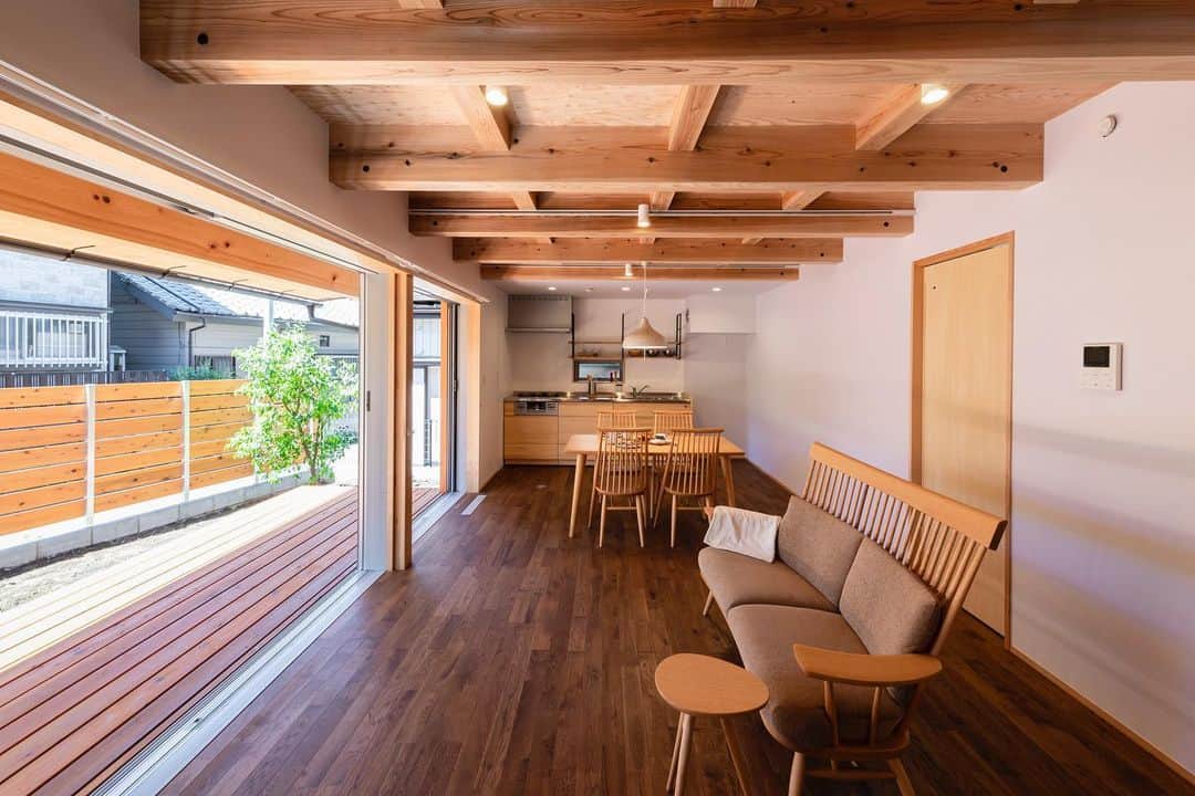 岡庭建設株式会社さんのインスタグラム写真 - (岡庭建設株式会社Instagram)「.  #ウッドデッキ で愉しむ暮らし  大開口窓とウッドデッキのおかげで 外と室内と境目が曖昧に🌿  自然の心地よさを感じながら くつろぎのひとときを...📚  #岡庭建設_井の家   ･････････････････････････････････   《みんなでつくるいえ、みんなでまもるいえ。》  #東京都 #西東京市 の地域工務店、岡庭建設です。  資料請求・お問い合わせ先は プロフィールのURLからどうぞ📩 ▶︎ @okaniwastyle   施工事例や住まい手さまの暮らしぶりが見れます📷 ▶︎ #岡庭建設 #okaniwastyle   リノベーションのご相談はこちら🏠 ▶︎ @okaniwa_reform_koubou   ･････････････････････････････････   #注文住宅 #分譲住宅 #家づくり#大工 #職人  #パッシブデザイン #自然素材の家 #無垢材 #無垢床   #木の家 #木造住宅 #自然素材  #新築注文住宅 #新築一戸建て #マイホーム計画  #シンプルな家づくり  #木のある暮らし #自然と暮らす   #設計士とつくる家 #大きな窓 #terrace  #ウッドデッキのある暮らし #デッキテラス」3月17日 18時31分 - okaniwastyle