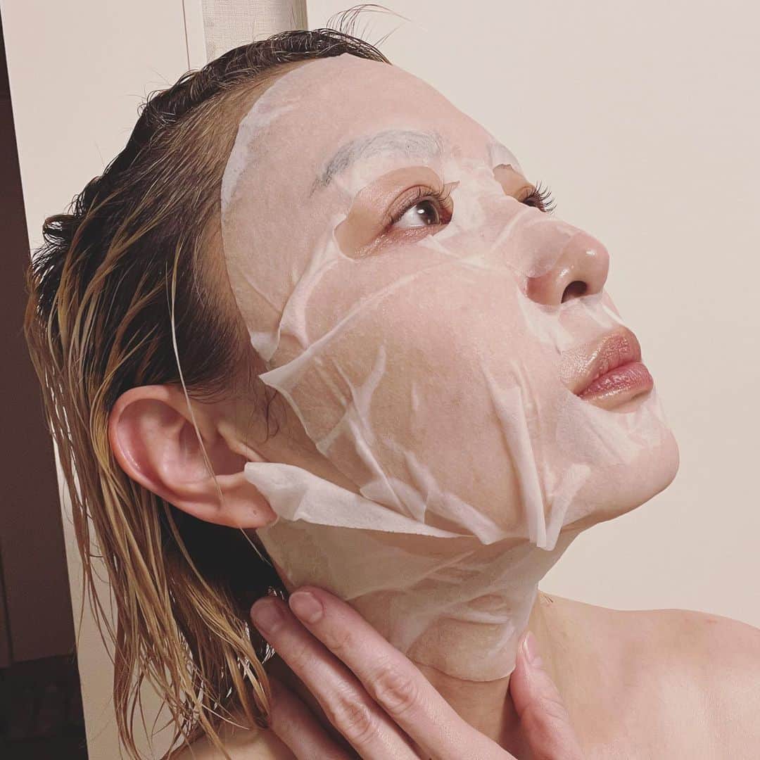 のインスタグラム：「最近よく、お肌ケア何してるんですか？ と、聞かれるので美容投稿😊 最近はお風呂あがりに毎日"ながらパック"してます✨ パックしてる時間ないー！ ってよく言われますが、風呂上がりにまずパックして、そこから着替えやら準備やらすれば充分パック出来るよ🙆‍♀️✨ パックに残った美容液はボディクリームボトルに絞ってミックスしちゃいます😂 最近の優れパックはこちら💁‍♀️ 韓国製 EP+DERMplus 首までケア出来る優れ物✨ 速攻でツルツルお肌になるよぉ🥰 是非試してみてね✨ . What are you doing to take care of your skin these days?people ask me, so I posted a beauty post 😊  Recently, I've been "acting while pack" every day after taking a bath✨  No time to pack!  People often say that, but if you pack first after taking a bath, and then change clothes and prepare, you can pack enough 🙆‍♀️✨  The beauty essence left in the pack is squeezed into the body cream bottle and mixed 😂  This is an excellent pack 💁‍♀️  Made in Korea  EP+DERMplus  Excellent item that can care up to the neck ✨  Your skin will be smooth in no time🥰  Please try it ✨ . #epdermplusmask  #美容 #beauty  #杏さゆり #SayuriAnzu」