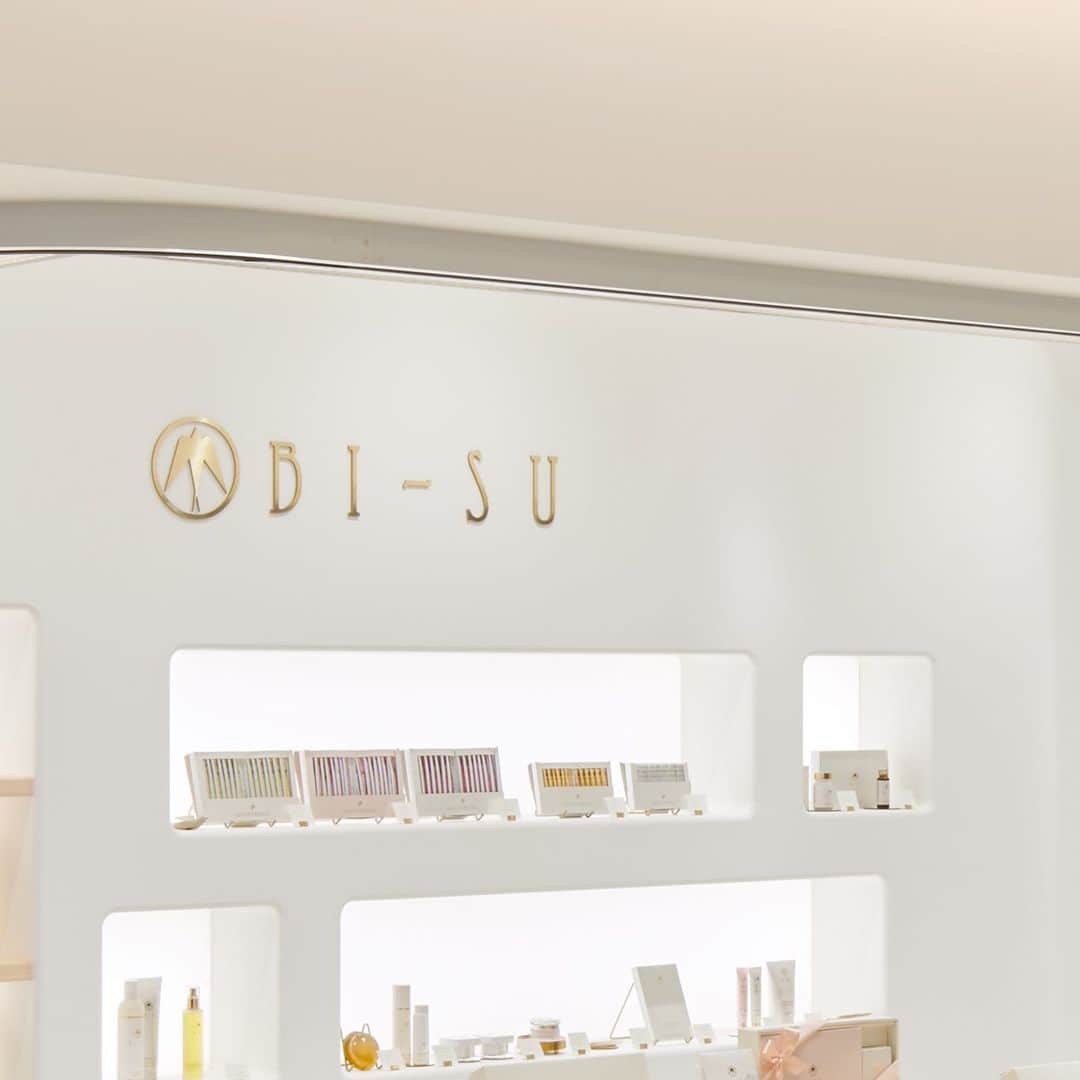 美巢（BI-SU） のインスタグラム：「Grand opening of Ginza Six Flagship Store!  This is our first global flagship store which inspired by the elegant and pure image of swiftlets nest!   If you have visit Tokyo next time, don’t for get to stop by. You will find amazing surprises here.  Ginza Six B1F  #bisu #birdnest #beauty #health #skincare #tokyo #ginza #ginzasix #superfood #美巢BISU #sustainability #gift」