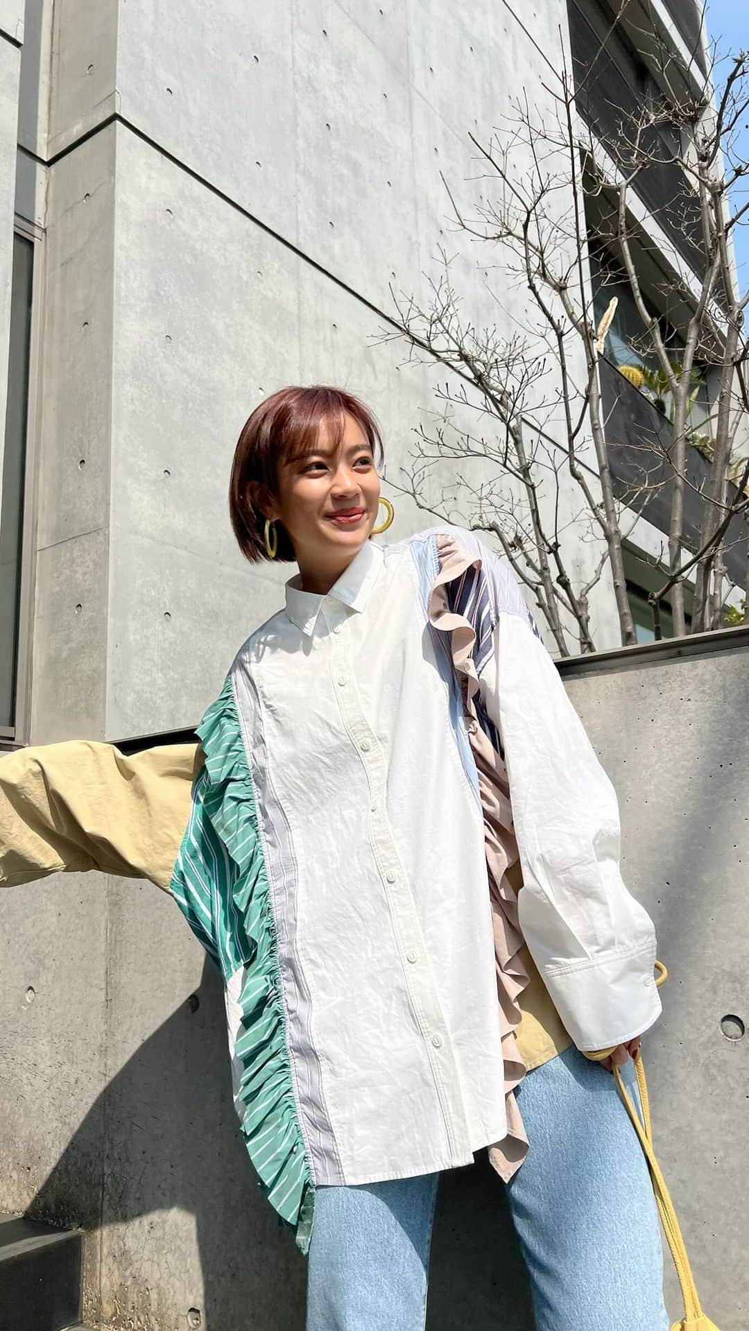 平アスカのインスタグラム：「デザインシャツコーデ👔　@geneheavens_official  オーバサイズなシャツ、かわいいね♡ @bayflow_inc と @levis_japan のデニムもいいかんじ👖 @rosebud_official_  #asuca_fashion #ootd #rosebud #ROSEBUD2023ss #geneheavens #bayflow_jeans」