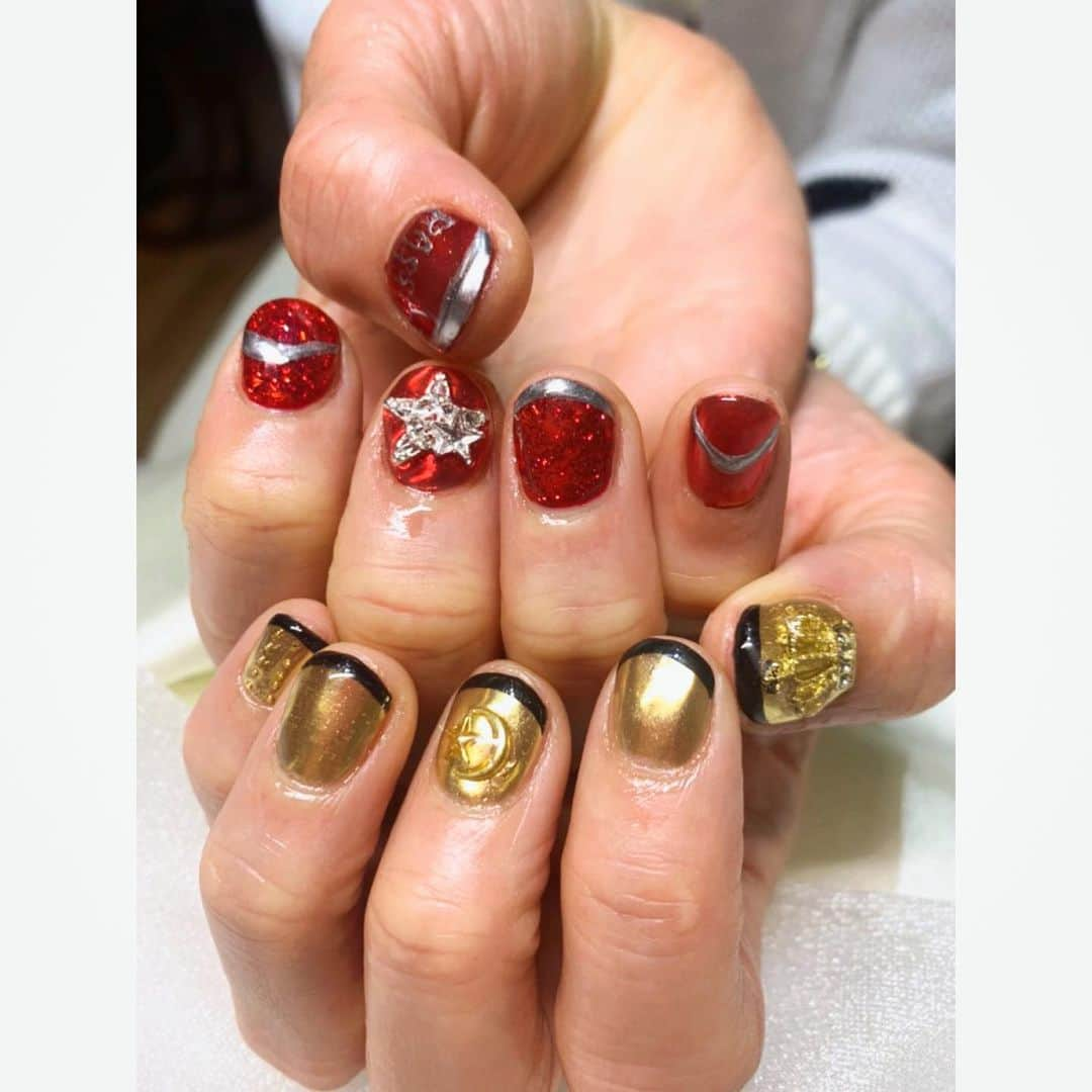 高橋奈苗さんのインスタグラム写真 - (高橋奈苗Instagram)「🧚‍♀️PASSION NAIL🧚‍♀️  いまの自分が欲しているカラーを入れたよ！  明後日はパッション注入マッチもあるしな❤️‍🔥 赤、ゴールド、黒！  👑と🌟のパーツかわいい。  親指にPASSIONの文字を私のコスチュームっぽく入れてもらった！  自分にもパッション注入してあげました❤️‍🔥  @malie.shino さん想いをカタチにしてくれてありがとうございます✨  @malie.lima.kitasenjyu   オススメ〜☺️  #プロレス #高橋奈七永  #ナナエ #パッション #passion #女子プロレス #人間国宝 #japan #nanaetakahashi #NAIL #ネイル　#ミラーネイル　#ギラギラネイル」3月17日 18時53分 - nanae_passion_