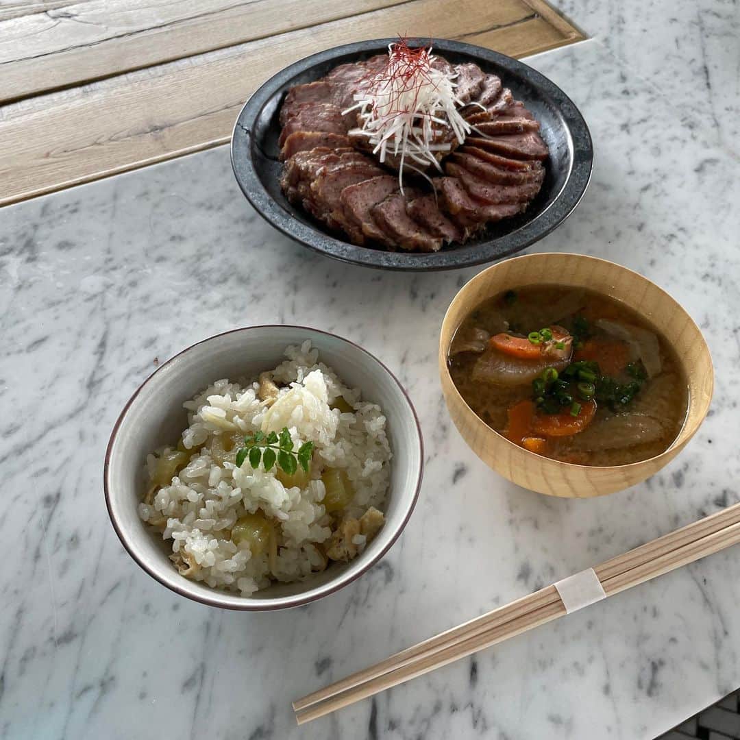 青谷優衣のインスタグラム：「今日は来週から始まる料理教室で使うキッチンスタジオで撮影📷💞  大好きなヘアメイク @yoshiesasaki さんと  いつもお世話になっているカメラマン @shinji_hosono さんと  私が制コレ時代のヤンジャン副編集長藤江さんまでいらっしゃってくれて、😭✨  いい撮影ができました💐  いよいよ来週からレッスンスタートします！  4月の料理教室日程も決まりましたので、 @valley_cooking こちらのアカウントから、投稿をご確認ください🌷  #料理教室 #料理教室東京」