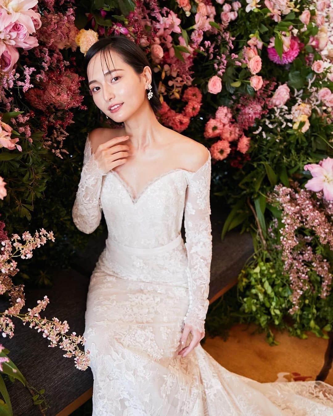 山賀琴子さんのインスタグラム写真 - (山賀琴子Instagram)「@authentique_weddingdress   シルエットが美しいウェディングドレス🤍   繊細なレースがたっぷりで着るだけで幸せな気持ちになってしまう☺️   エリーサーブは世界の王室のドレスも手掛けるパリコレブランドで、長く愛されているんだそう。 そして私が着ているドレスの取り扱いは日本ではAuthentiqueだけみたい！   ドレスって何回着ても心が躍るね🤭   #エリーサーブ#王室から愛され続けるウェディングドレス#オーセンティック銀座#オーセンティック横浜#ウェディングドレス#ペニンシュラ東京#ラグジュアリー#ホテル#ウェディング#ホテルウェディング @thepeninsulatokyo」3月17日 18時46分 - kotokoyamaga