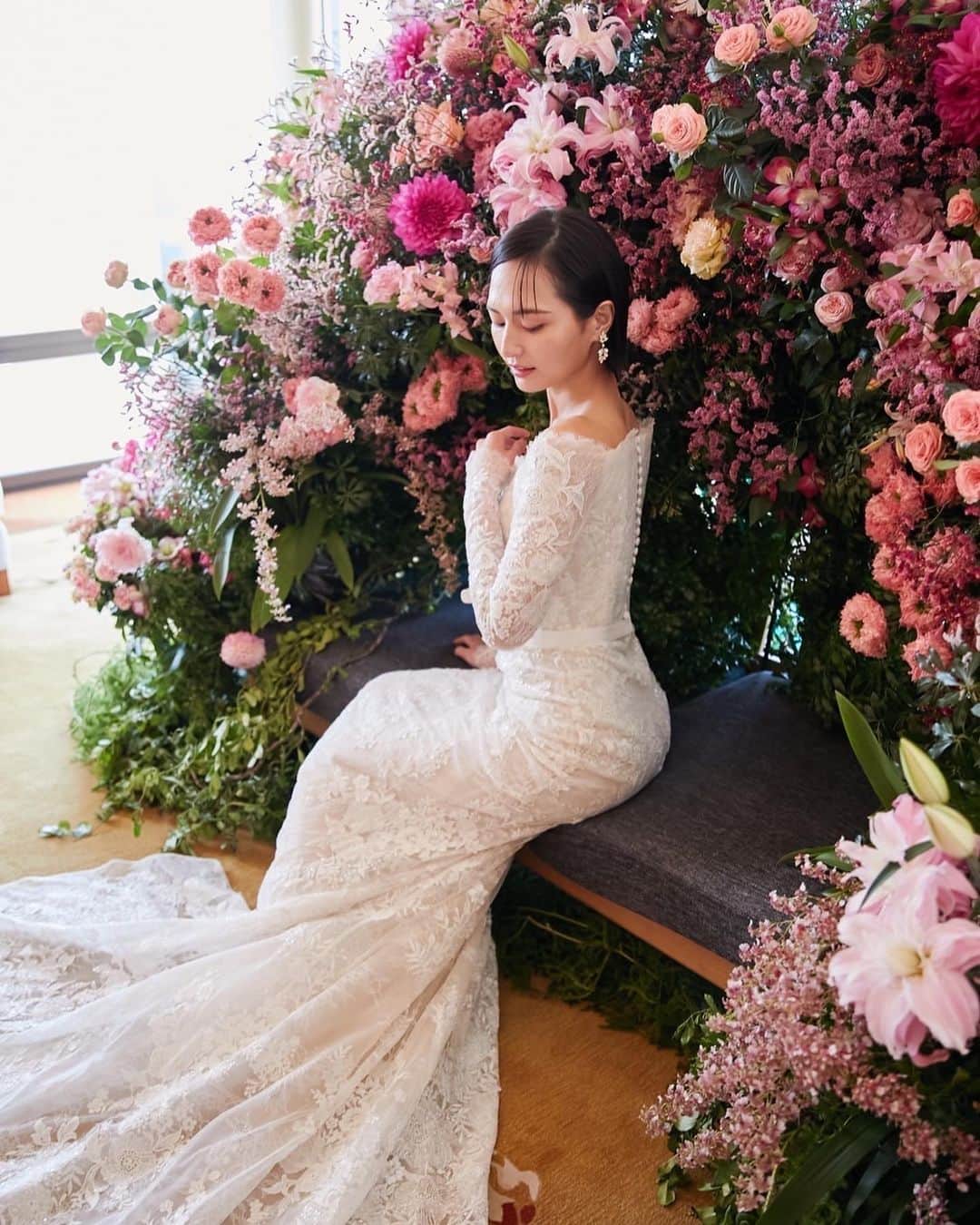 山賀琴子さんのインスタグラム写真 - (山賀琴子Instagram)「@authentique_weddingdress   シルエットが美しいウェディングドレス🤍   繊細なレースがたっぷりで着るだけで幸せな気持ちになってしまう☺️   エリーサーブは世界の王室のドレスも手掛けるパリコレブランドで、長く愛されているんだそう。 そして私が着ているドレスの取り扱いは日本ではAuthentiqueだけみたい！   ドレスって何回着ても心が躍るね🤭   #エリーサーブ#王室から愛され続けるウェディングドレス#オーセンティック銀座#オーセンティック横浜#ウェディングドレス#ペニンシュラ東京#ラグジュアリー#ホテル#ウェディング#ホテルウェディング @thepeninsulatokyo」3月17日 18時46分 - kotokoyamaga