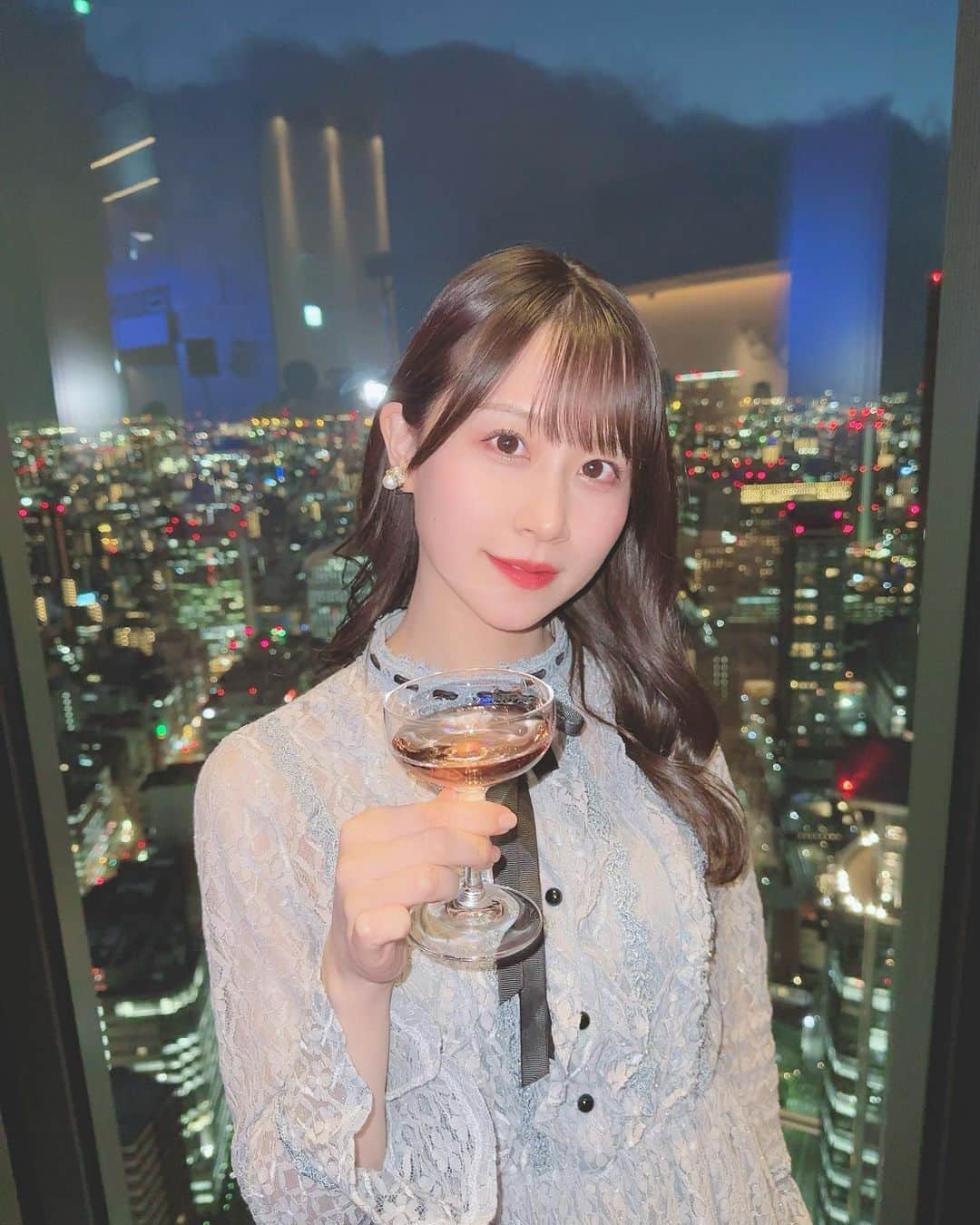 八木沙季のインスタグラム：「🤍🤍  去年行ったTIRTIR Presents TGC X'masの写真🥂 オシャレに決めてる風だけど慣れてなさすぎて シャンパングラスをグー持ちしてました。(4枚目) マネージャーさんに 「八木さん持ち方変ですよ！！！」 って笑われました😀✌️ 慣れへんことするもんちゃうわ😀✌️  #ドレスコーデ  #コンラッド大阪  #クリスマスパーティー」