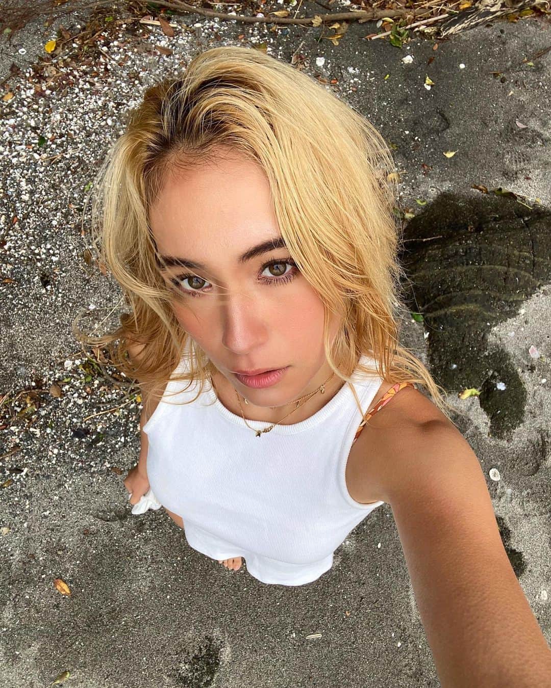 AMIのインスタグラム：「more naturally...🤍👣」
