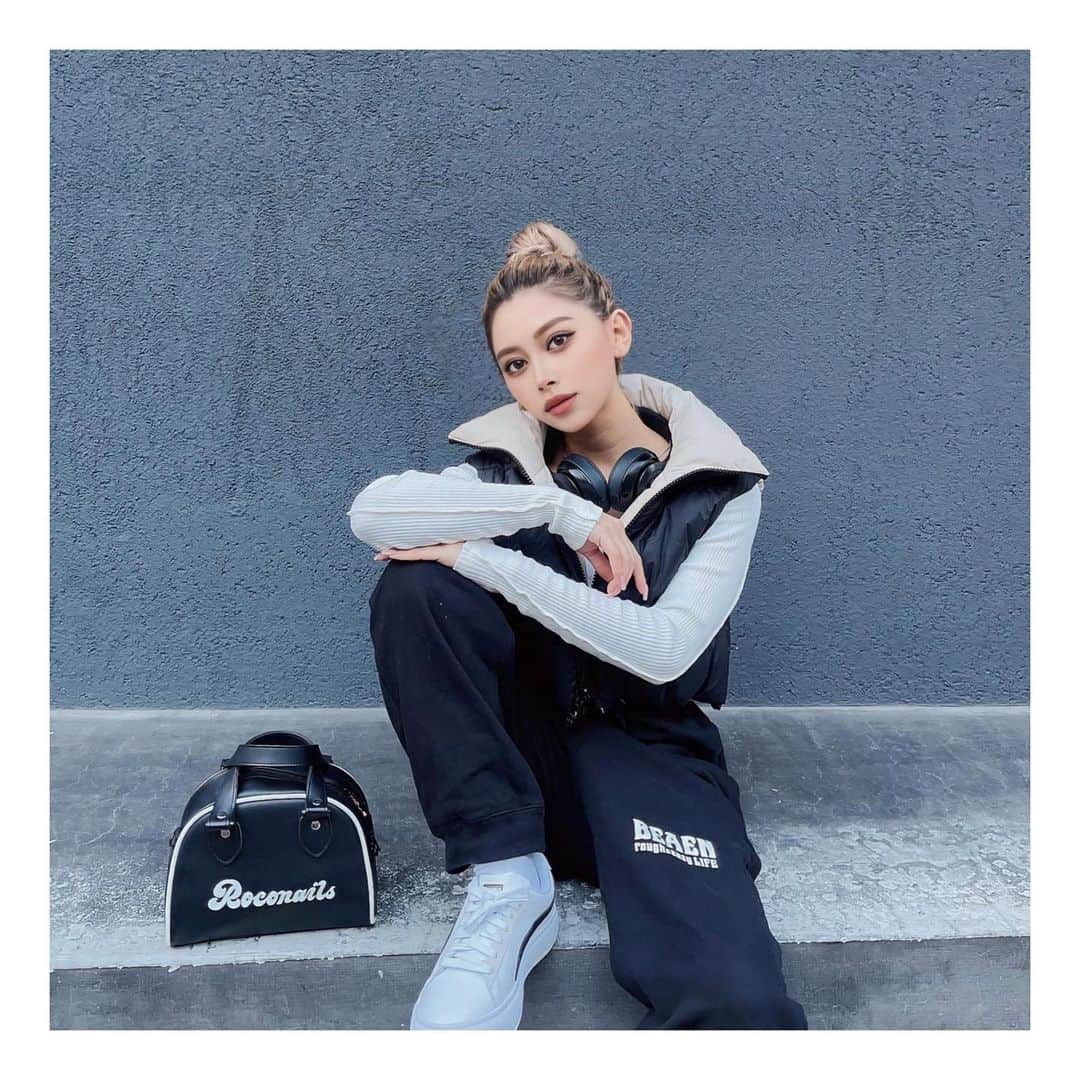 松葉愛海のインスタグラム：「今日新作発売  【Heart logo zip parka】 【2parts Logo sweat pants 】  今週はセトア発売しちゃいました🖤💡  セットアップ別売りで販売してるんだけど  パンツだけでも超使える👖  前からはシンプルに見えるんだけど ヒップ部分に大きくプリントした  【rough&easy life】  歩いても、立っていても凄く目立つのよ😢  前から見ても後ろから見ても 「え！あのパンツかわいい！！」って思われる様に作ったのです🪡  これと同じジップパーカーも作ったのですが またそれに合わせたコーデも今度載せますね💻  これも受注予約販売なので期間は  3/17　19：00〜3/26　23：59  4月中旬から4月下旬のお届けになります📦  発売前にちょこっと匂わせして載せてたんだけど、沢山の方達に「え！可愛い！いつ発売ですか？！」って連絡きてて  やっと発売できました🛒💦🤍  オールシーズン使えるし これはあいみ的に持ってて得するかな🤫  メンズでも着れる様に  S/M/L/XL  サイズ展開も多くしました👌🏼  詳しくはBEAEN公式サイト見てみてね💻  #beaen_outfit」