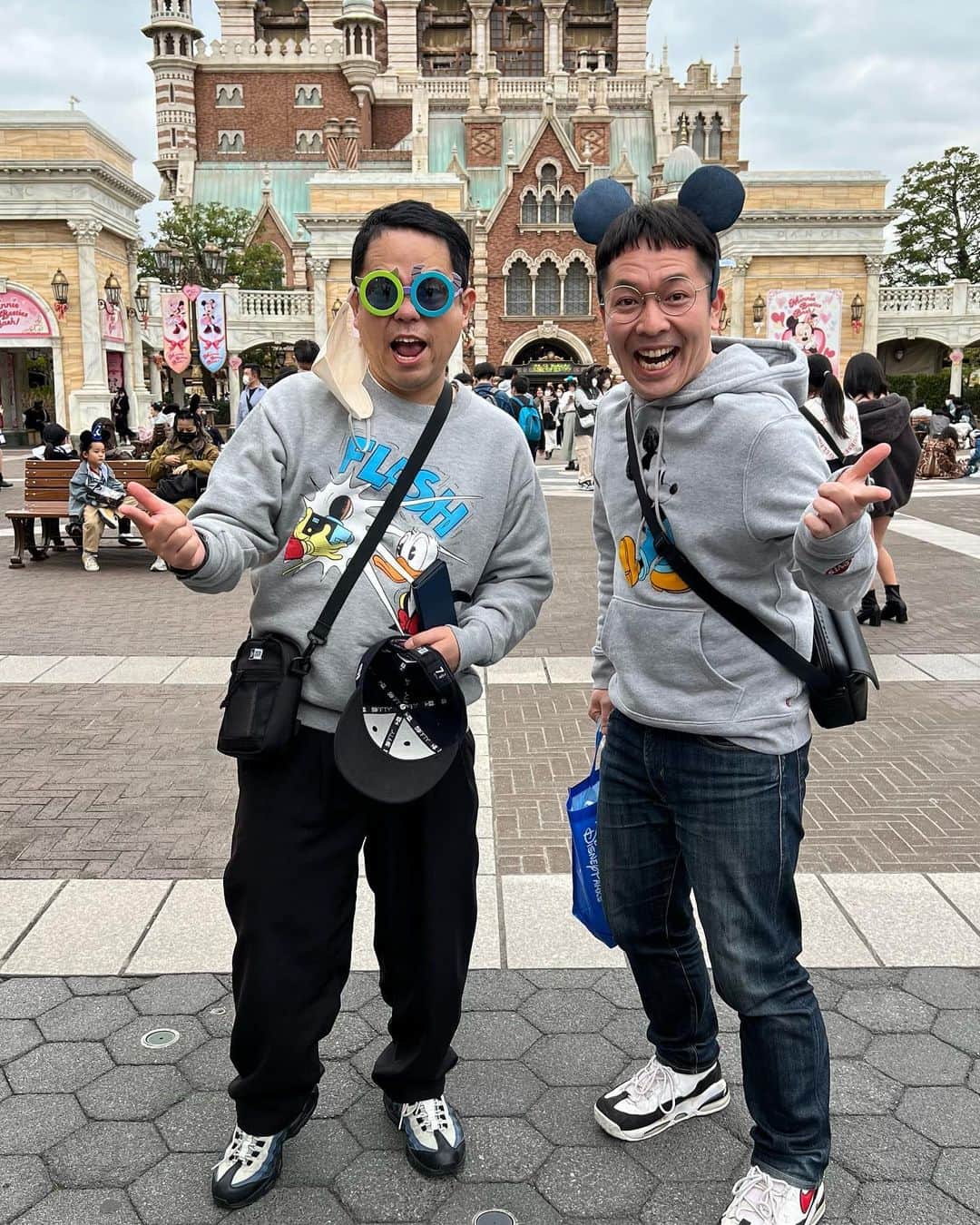 上田昌幸のインスタグラム：「ダイアン津田さんとディズニーシーへ🤗  ビッグバンドビートで大興奮でした✨  やっぱりミッキーのドラムパフォーマンス　 は最高🤩  #東京ディズニーシー #ダイアン #ダイアン津田 さん #人生初のディズニーシーですって✨ #BBB当たる奇跡に感謝🙏✨ #隠れミッキーとミニーちゃんに大興奮でした‼️ #あー楽しかった🤗 #トイレ行きたい」