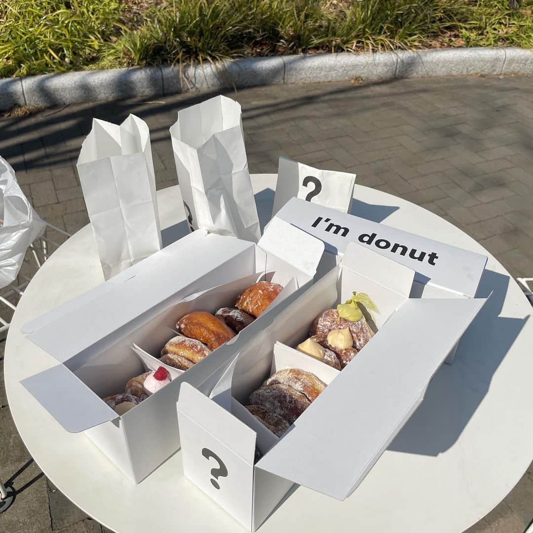 明星あゆみのインスタグラム：「I'm  donut ？  生ドーナツとやらを 初めていただきました 行列マジックで完全に買いすぎて 1日に何個食べたことやら.... 丸いから0カロリー🤫笑 . . . #imdonut #アイムドーナツ #渋谷グルメ #ドーナツ専門店」