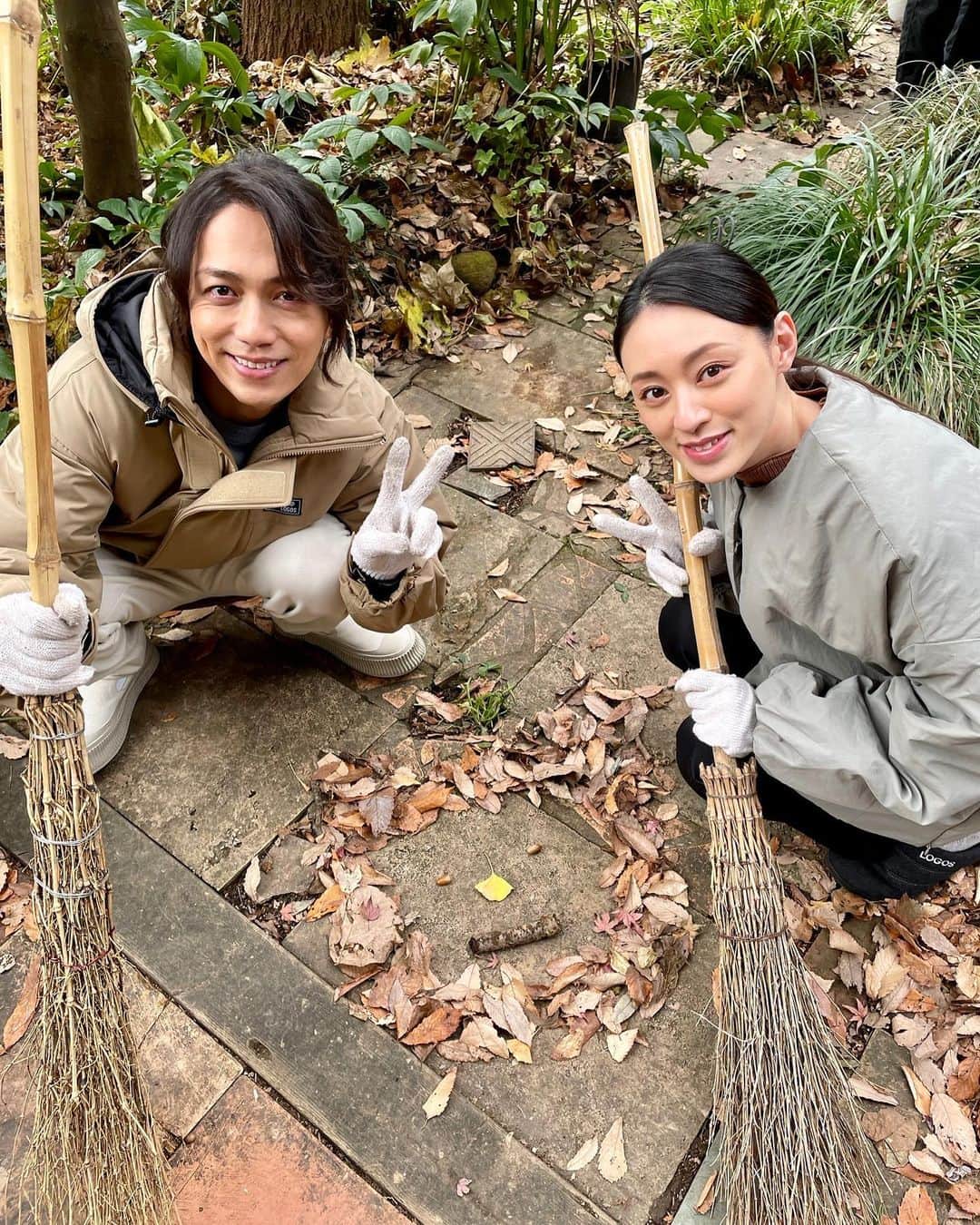 リエゾン－こどものこころ診療所－さんのインスタグラム写真 - (リエゾン－こどものこころ診療所－Instagram)「.  #リエゾン日誌📖  いつかの 佐山先生（#山崎育三郎）＆志保先生（#松本穂香）と 佐山先生＆向山先生（#栗山千明）のツーショット🪴  #リエゾン 最終回は 現在【無料配信中】です🏡  ぜひ、リエゾンメンバーに会いにきてください🫧  ▶︎TVer https://tver.jp/series/srkivaujpt ▶︎TELASA https://bit.ly/3YH7vhX」3月17日 18時57分 - liaison_ex