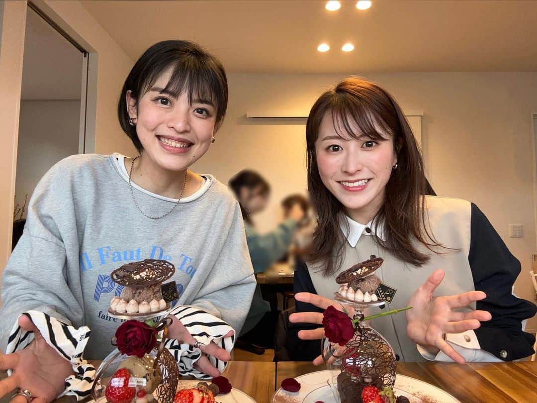 のインスタグラム：「今週もお疲れさまでした☕️  溝江アナがシェア旅で出会ったパフェがあまりにも素敵で、どうしても行きたかった…！🥹 すぐに予約して行ってきました♪ @kaorisyokudo   崩すのがもったいない華やかさ。 ひとつひとつが美味しくてもう幸せな時間でした🫠 永井ちゃん付き合ってくれてありがとう💗  #須賀川市 #かおり食堂 #パフェ #バレンタイン #時差投稿 #また行きたいな🍫」