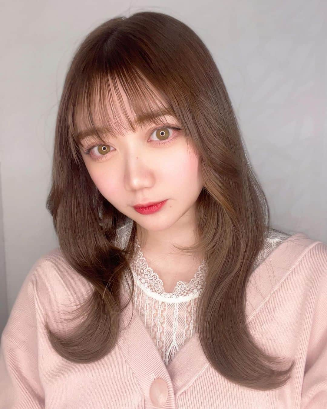 小澤しぇいんのインスタグラム：「안녕하세요💗  韓国ヘアに憧れてヨシンモリにして頂きました♡  久々にシースルーバングに 春だからベージュ系のカラーにして頂来ました🌸 髪質改善もして頂いて髪の毛サラサラです✨  今岡さん天才！私のワガママを聞いて可愛くして頂いて理想そのままになりました！いつもありがとうございます🥲  #ヨシンモリ#韓国ヘア#春カラー#美容#メイク#ピンクメイク#春コーデ#ピンクコーデ」