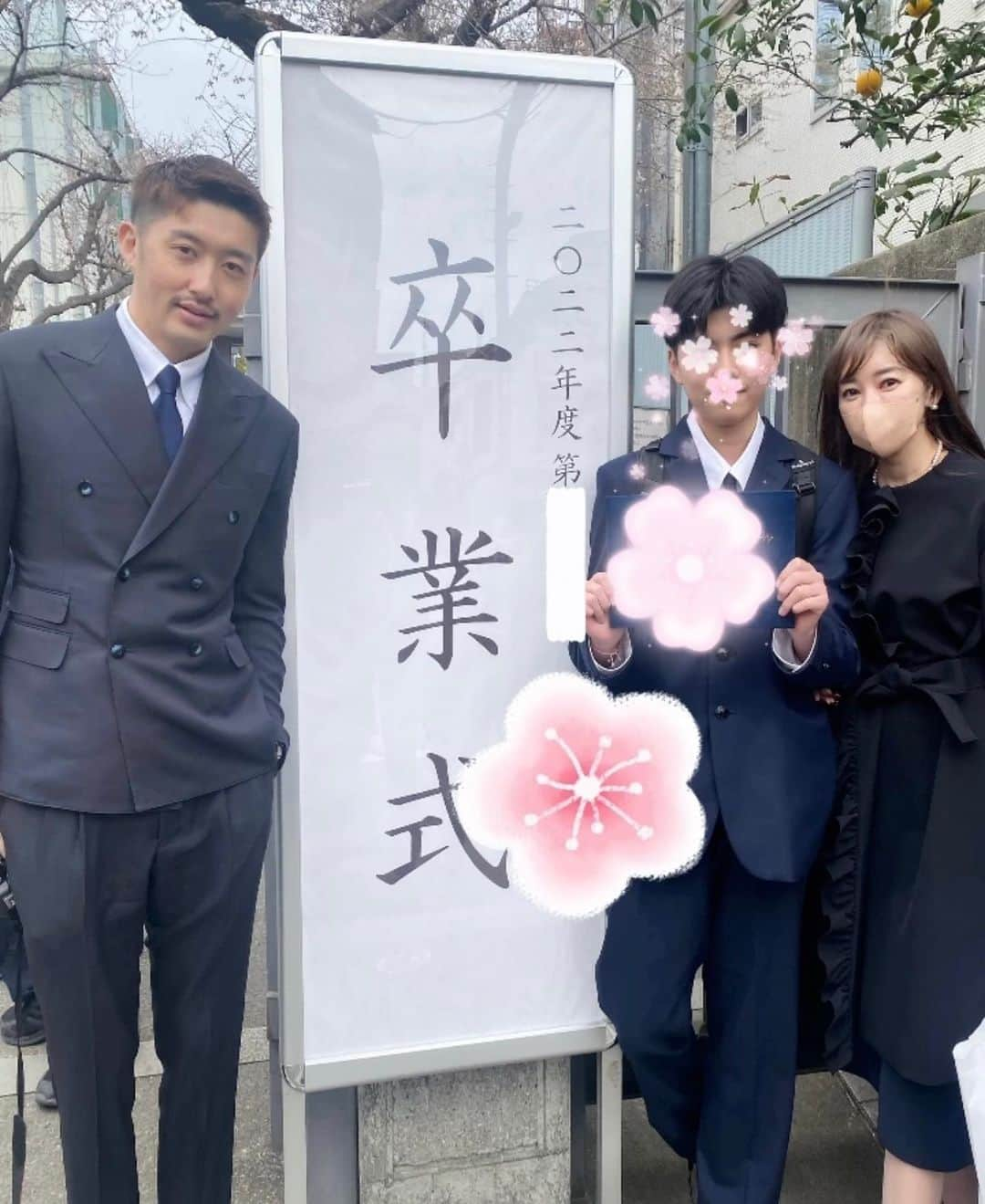 仁香さんのインスタグラム写真 - (仁香Instagram)「息子が無事中学校を卒業しました🌸 入学した2020年はまさにコロナが始まったばかりでした。世の中、いや、世界がどうなってしまうのか。と先の見えない中での始まりでした。 今では当たり前化したオンライン授業なども最初は大変でした。大人はその頃リモートになりzoom会議が主流になりましたねw 分散登校で出席番号の奇数と偶数に分かれて登校するためなかなかクラスメイト全員に会う事も出来なかったり。。当たり前が当たり前じゃなくった時に中学生になる息子を不憫に思う日もありました。まだうちの子は内部進学だったのでお友達がいたので恵まれていた気がします。 そんな中でも通ってる学校は色々なご意見がある中体験授業や行事をたくさんさせてくれました。 気の毒に思ってるのは普通を知ってる大人で、子供達は今の日常が普通なわけで、環境に準じた楽しみを見つけていたように途中からは感じれました。また教育現場には常に頭が下がる思いでした。これしか出来ないという制限の中でなんとかやっていく姿に度々胸がいっぱいになる事も。ニュースとかこーゆうとこ出してよ。とよく思ったものでしたw 157センチだった身長が178センチに。あどけなさは残りながらも心も体も立派に成長してくれました。 私はこのコロナ禍でリモートが増えたりsnsの仕事も増え、母になってから初めてこんなに息子の下校時におかえりー。と家にいれたことが嬉しかったです。小さい時から、私は忙しくしていたのでこの時代の変化で働き方も変化しそこに思春期になった息子がうまくハマった気がしてありがたかったです。 本日をもって我が子が日本国が定める義務教育を終えたわけですが、息子はまだまだ学びの道に進むでしょうし、私もまだまだ母親業は続きます。 引き続き  １．「乳児はしっかり、肌を離すな」 ２．「幼児は肌を離せ、手を離すな」 ３．「少年は手を離せ、目を離すな」 ４．「青年は目を離せ、心を離すな」  こちらの4番を心がけていきたいと思います。 z世代後半00世代のこの子達の無限大の可能性を信じて大人も寄り添っていきたいなぁと思います。  全国の卒業生、保護者の皆様ご卒業おめでとうございます。  2020年からざっと振り返ってみました。文章がぐだぐだですみません😅 . . #中学校卒業式 #中学卒業 #z世代 #20072008年生まれ」3月17日 19時10分 - nica77official