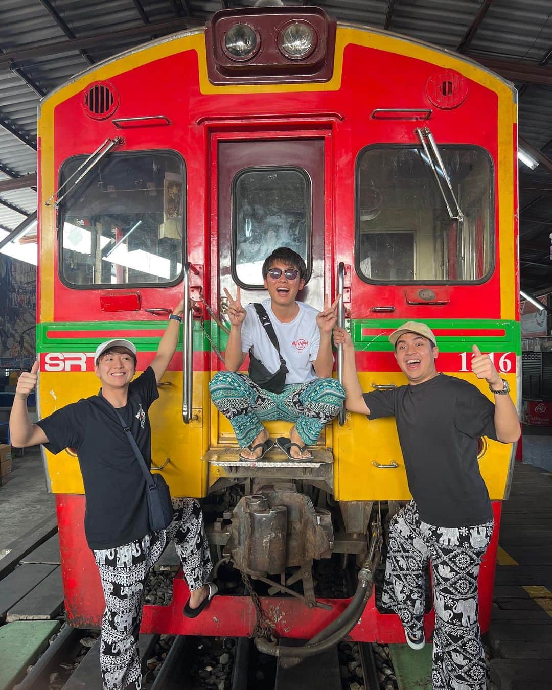 山下智央さんのインスタグラム写真 - (山下智央Instagram)「Waseda Boys World Trip 2023 negara pertama   THAILAND 🇹🇭  #nihongomantappu #mantappujiwa #worldtrip」3月17日 19時06分 - tomoyama32