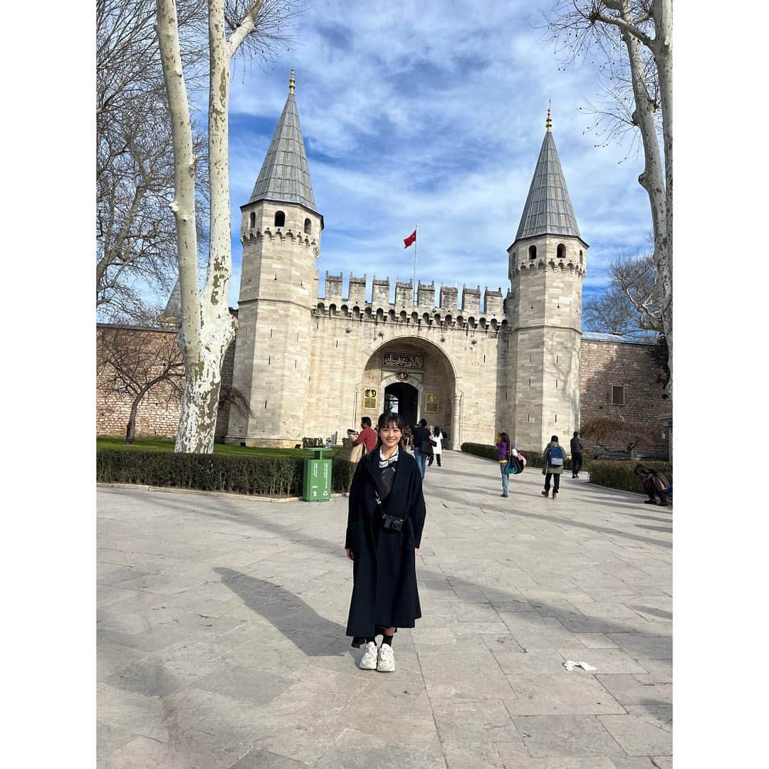 原田葵さんのインスタグラム写真 - (原田葵Instagram)「楽しかった一人旅in🇹🇷  カッパドキアで気球に乗る、という夢が叶いました！✨ ケータイを見ながら彷徨っているとみんな助けてくれる優しい街だったよ〜  #トルコ旅行 #カッパドキア #イスタンブール  #気球 #一人旅   あ、、、ケバブとバクラバは美味しすぎてはしごしたりするほど食べました＾＾」3月17日 19時07分 - harada_aoi_