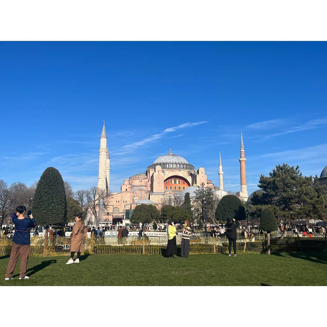 原田葵さんのインスタグラム写真 - (原田葵Instagram)「楽しかった一人旅in🇹🇷  カッパドキアで気球に乗る、という夢が叶いました！✨ ケータイを見ながら彷徨っているとみんな助けてくれる優しい街だったよ〜  #トルコ旅行 #カッパドキア #イスタンブール  #気球 #一人旅   あ、、、ケバブとバクラバは美味しすぎてはしごしたりするほど食べました＾＾」3月17日 19時07分 - harada_aoi_