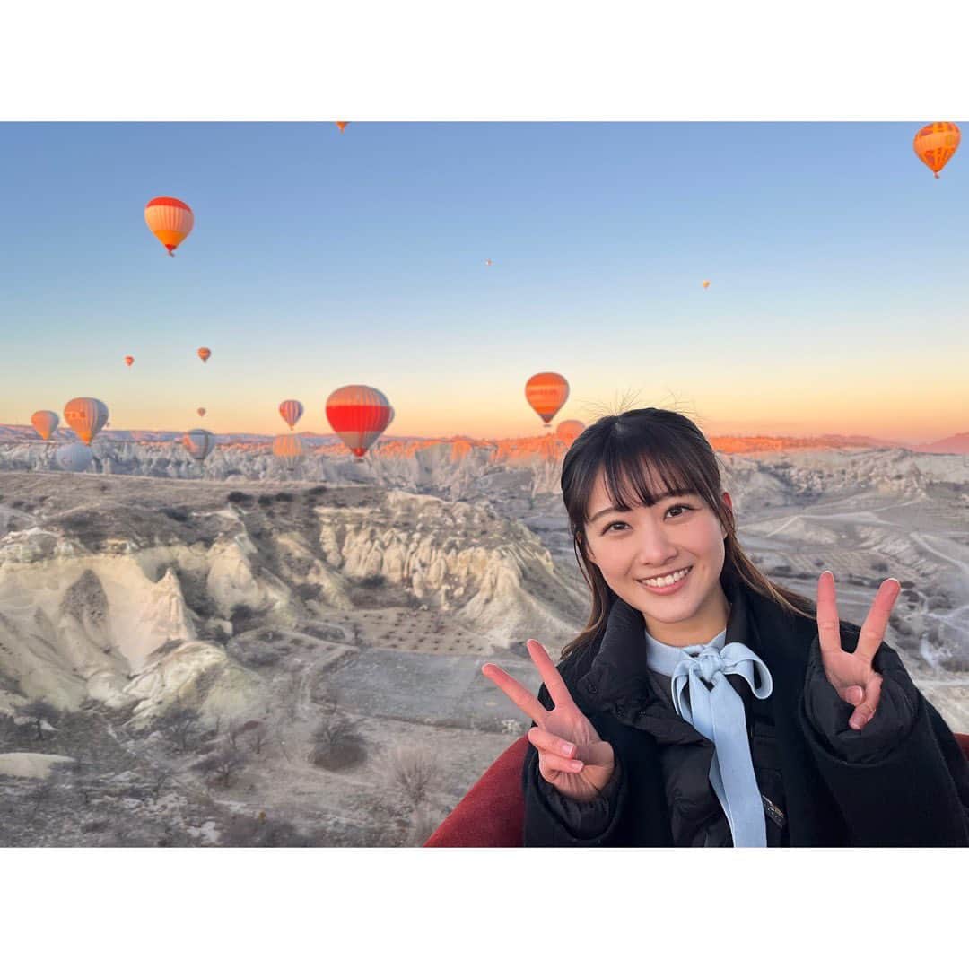 のインスタグラム：「楽しかった一人旅in🇹🇷  カッパドキアで気球に乗る、という夢が叶いました！✨ ケータイを見ながら彷徨っているとみんな助けてくれる優しい街だったよ〜  #トルコ旅行 #カッパドキア #イスタンブール  #気球 #一人旅   あ、、、ケバブとバクラバは美味しすぎてはしごしたりするほど食べました＾＾」