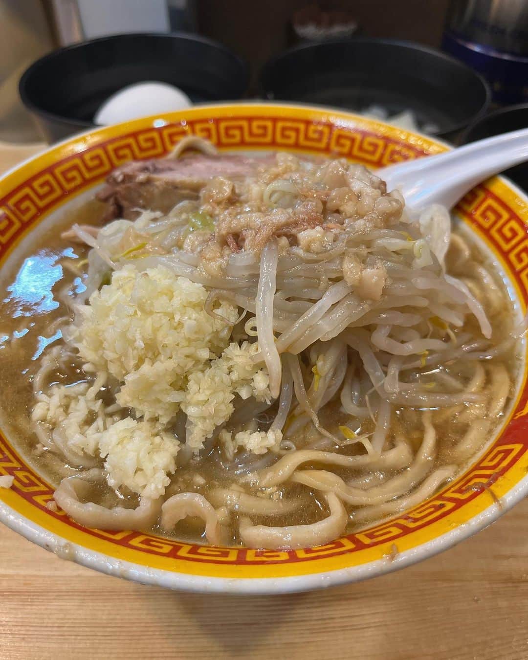 赤羽のインスタグラム：「#中野 #えどもんど  大好きだったkaeruの跡地に めちゃ人気店ができたので、 すぐ行きました！  めっちゃくちゃ美味過ぎました！ これでやっとkaeruロスから立ち直れそうです🐸  #えどもんど中野 #中野ラーメン #ラーメン #ラーメンインスタグラマー  #ラーメンパトロール  #ラーメンインスタグラム  #ラーメンスタグラム  #ラーメンデータベース  #ラーメンdb」